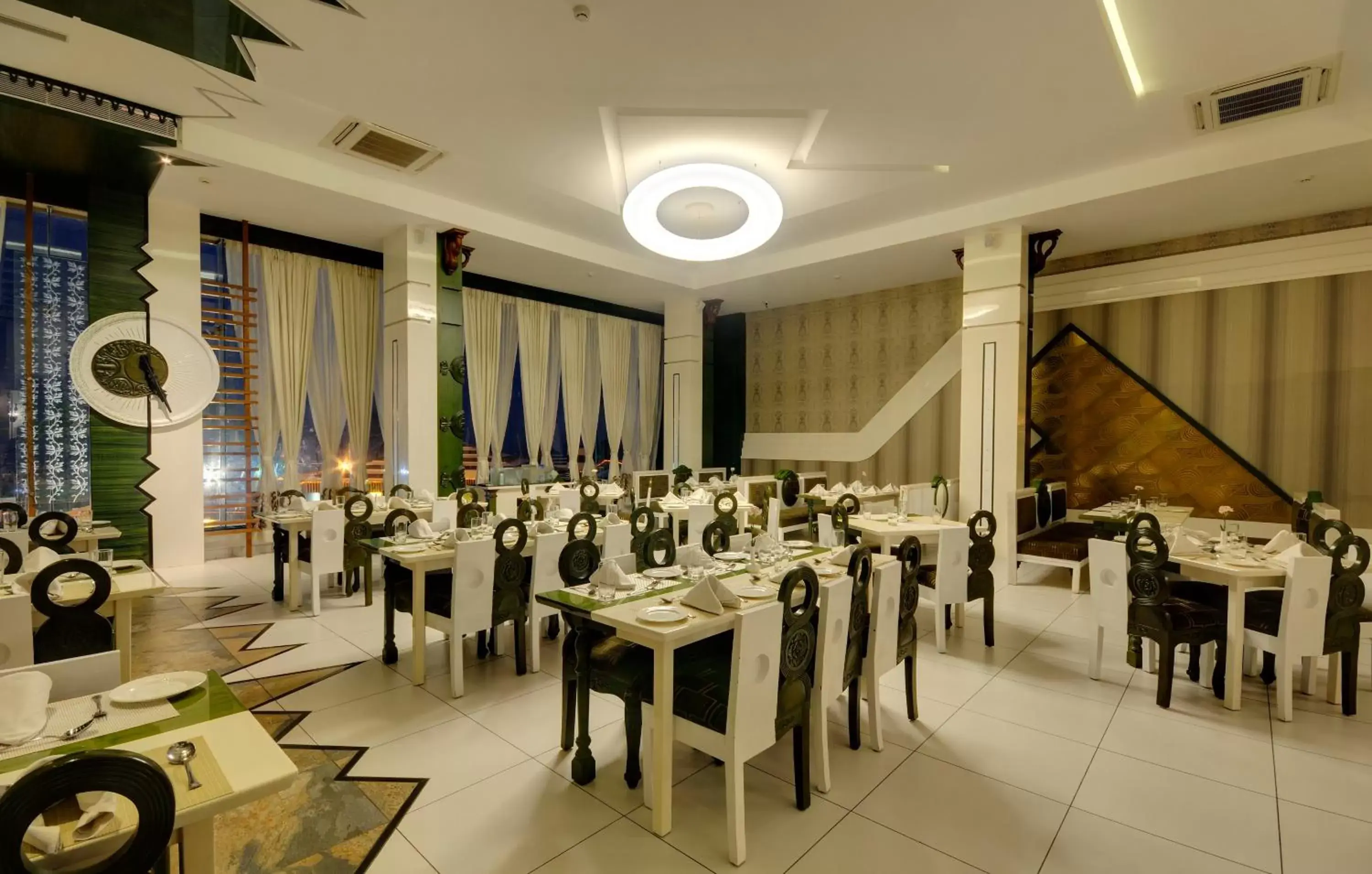 Restaurant/Places to Eat in Hotel Holiday Resort