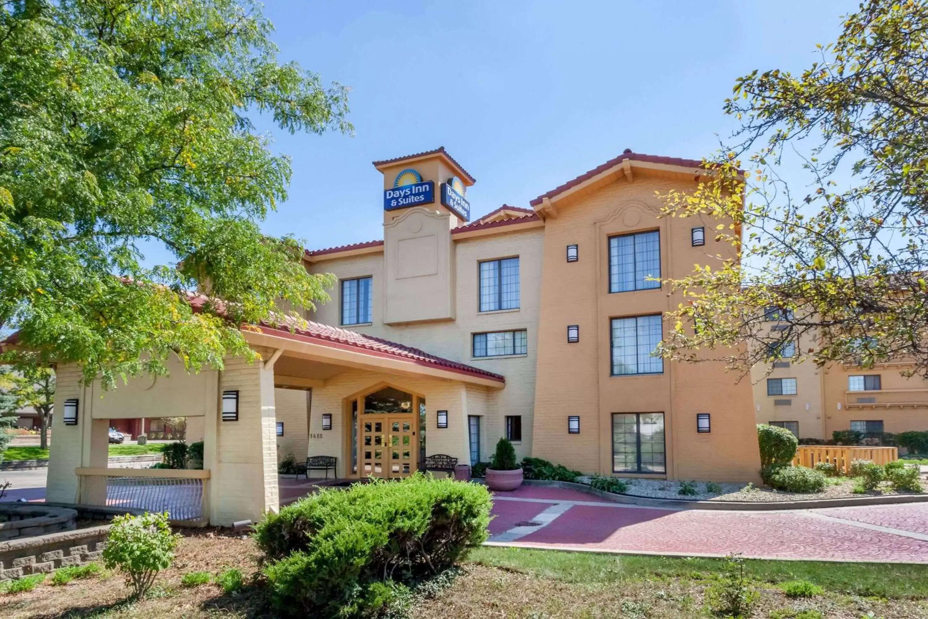 Property Building in Days Inn & Suites by Wyndham Arlington Heights