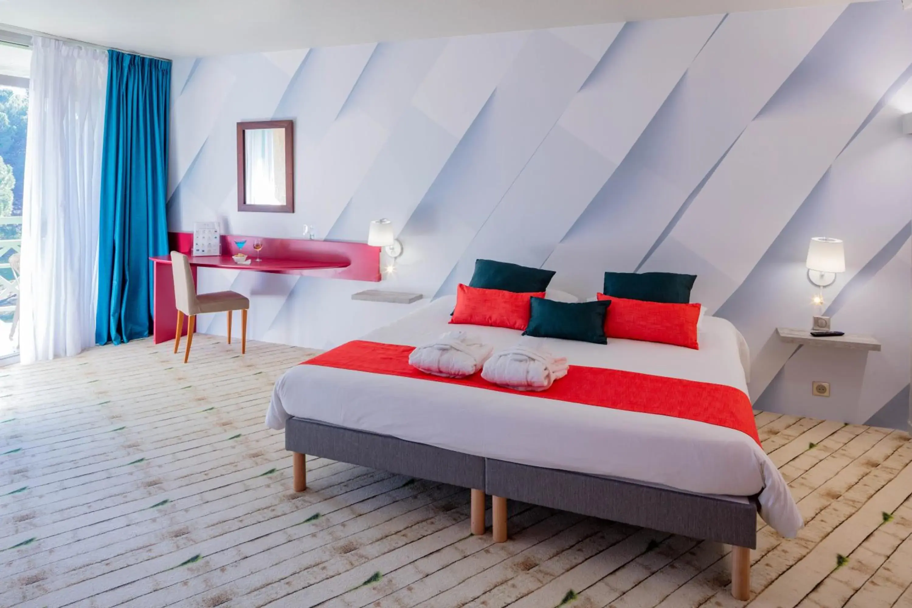 Bedroom, Bed in Garrigae Domaine de l'Esterel - piscine & SPA Cinq Mondes Bedroom, Bed in Garrigae Domaine de l'Esterel - piscine & SPA Cinq Mondes