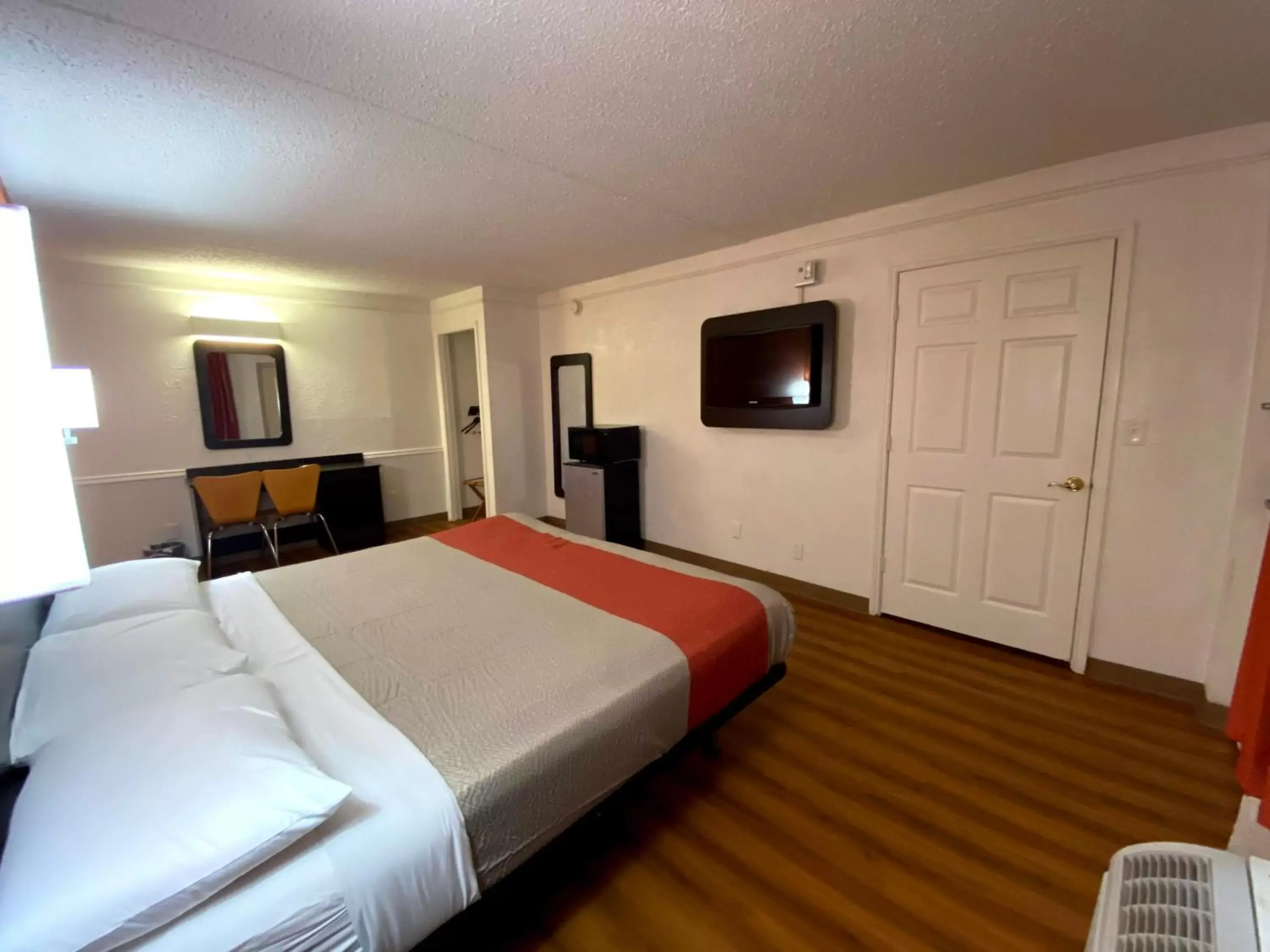 Photo of the whole room, Bed in Motel 6-Beaumont, TX