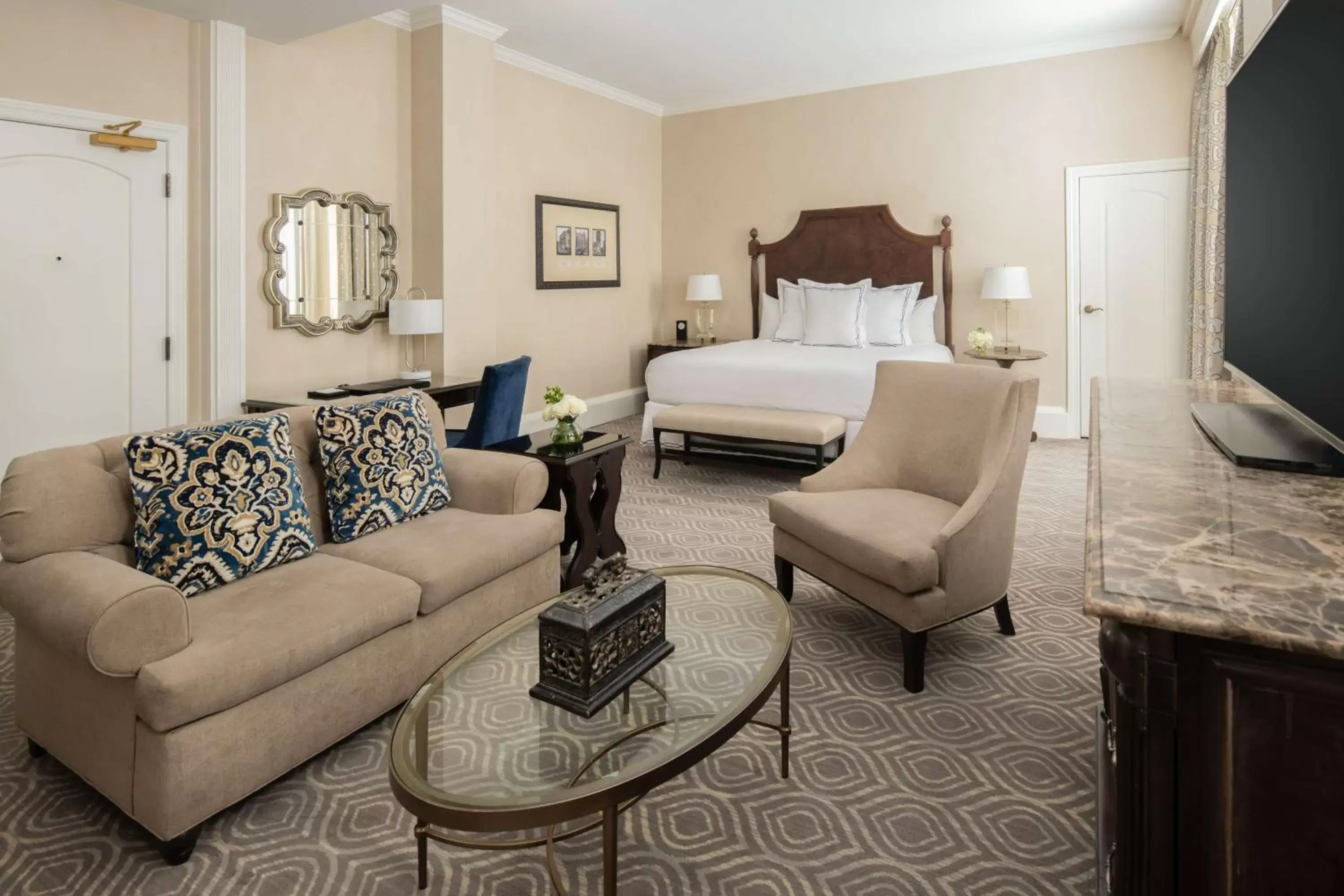 Living room in The Roosevelt Hotel New Orleans - Waldorf Astoria Hotels & Resorts