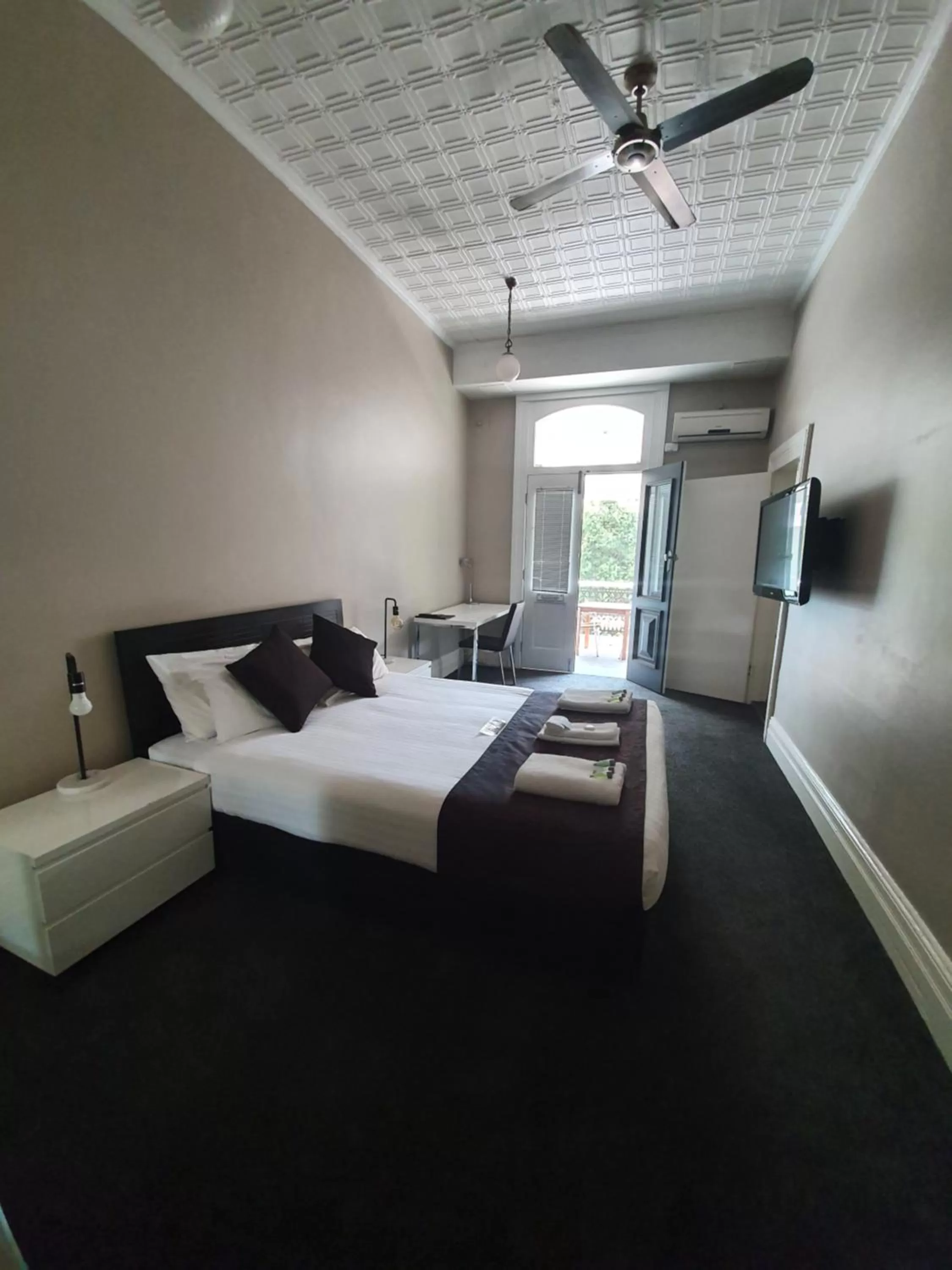 Photo of the whole room, Bed in Grand Hotel