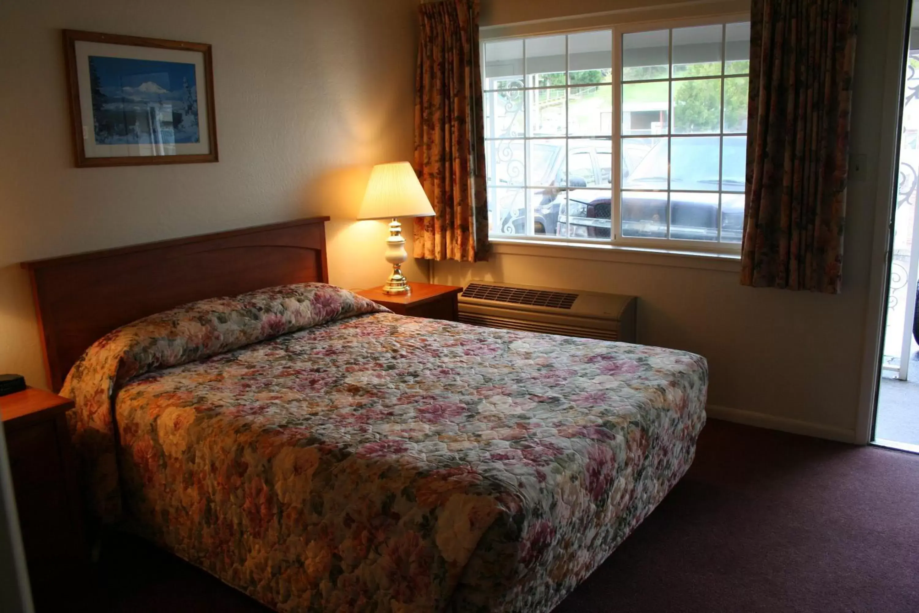 Photo of the whole room, Bed in Hi-Lo Motel, Cafe and RV Park