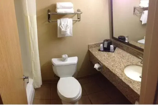 Bathroom in C'mon Inn & Suites Fargo