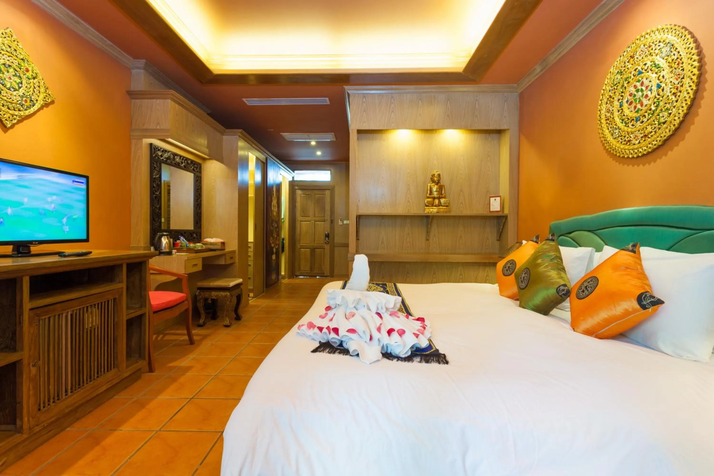 Bed in Royal Phawadee Village Patong - 2 Minutes walk to the beach