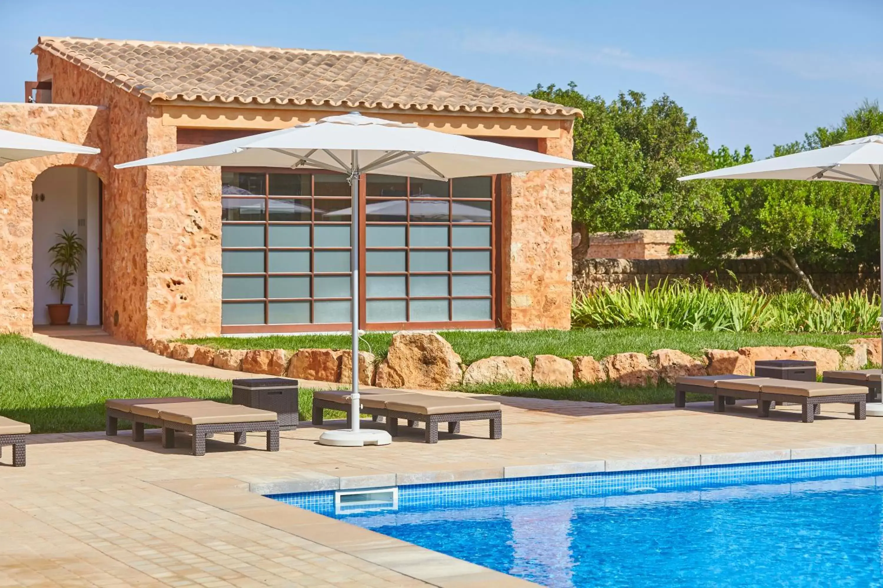 Swimming Pool in Bennoc Petit Hotel