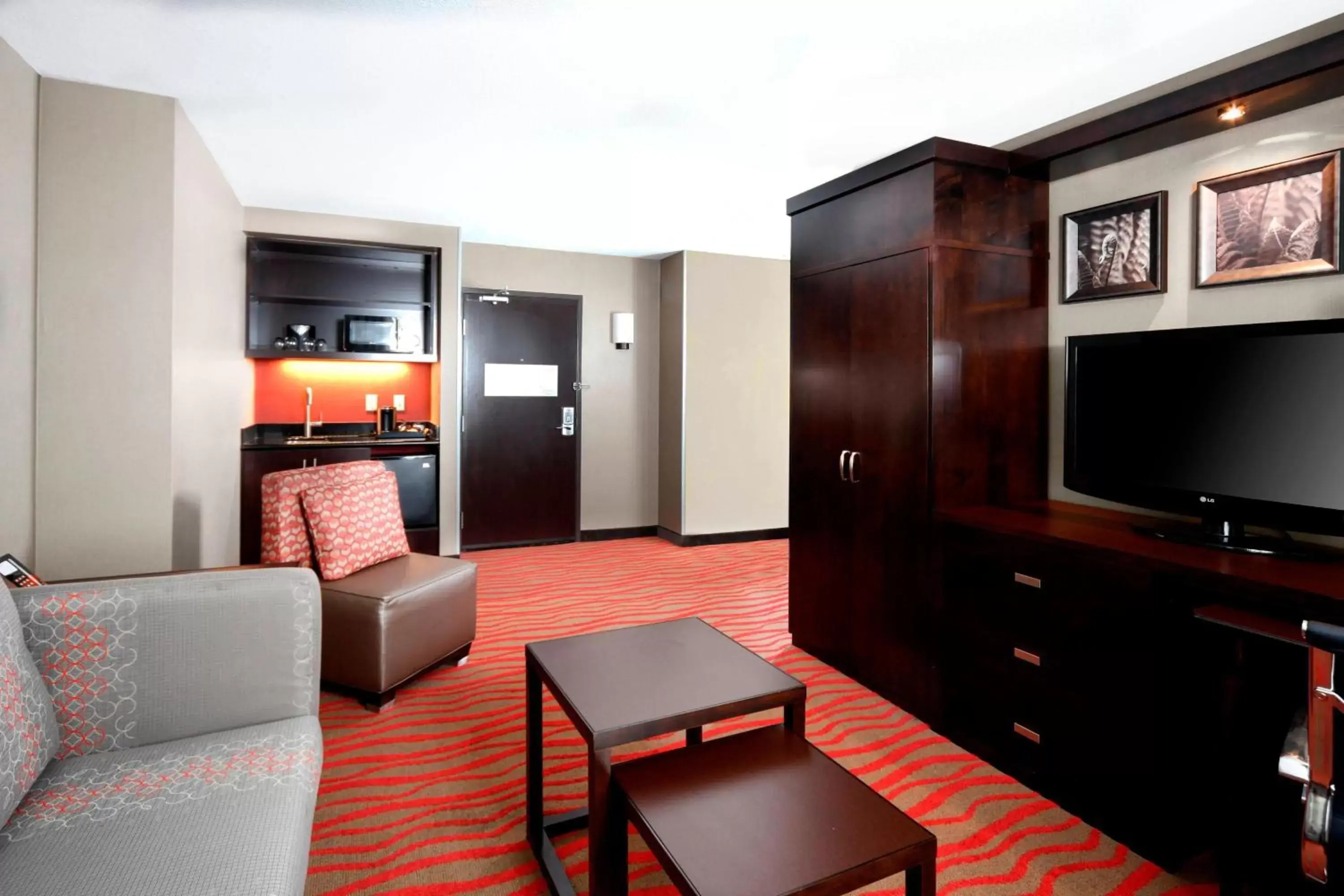 Living room, TV/Entertainment Center in Courtyard by Marriott St. Cloud