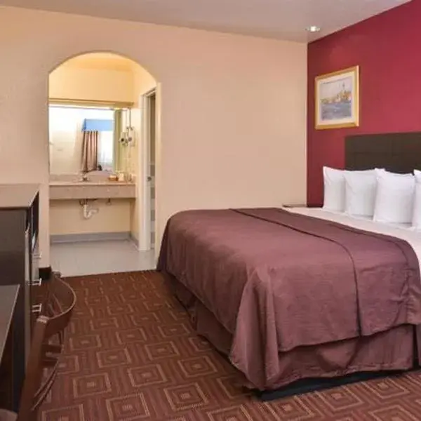 Bed in Americas Best Value Inn-Baytown