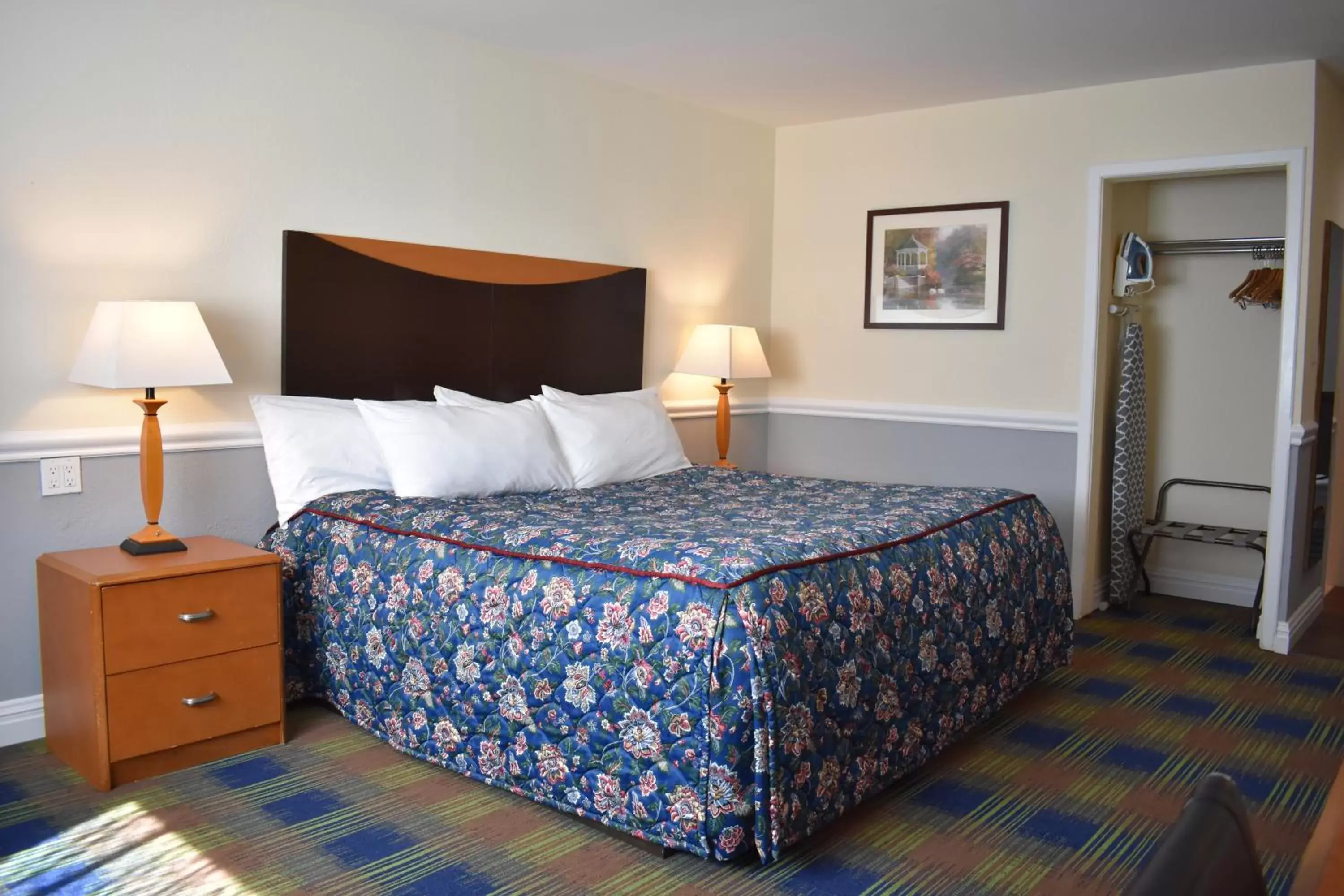 Bedroom, Bed in East Norwich Inn Bedroom, Bed in East Norwich Inn