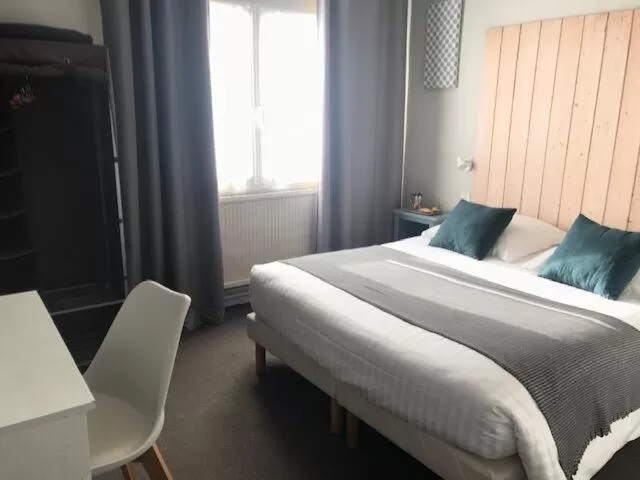 Bed in Hôtel la petite auberge