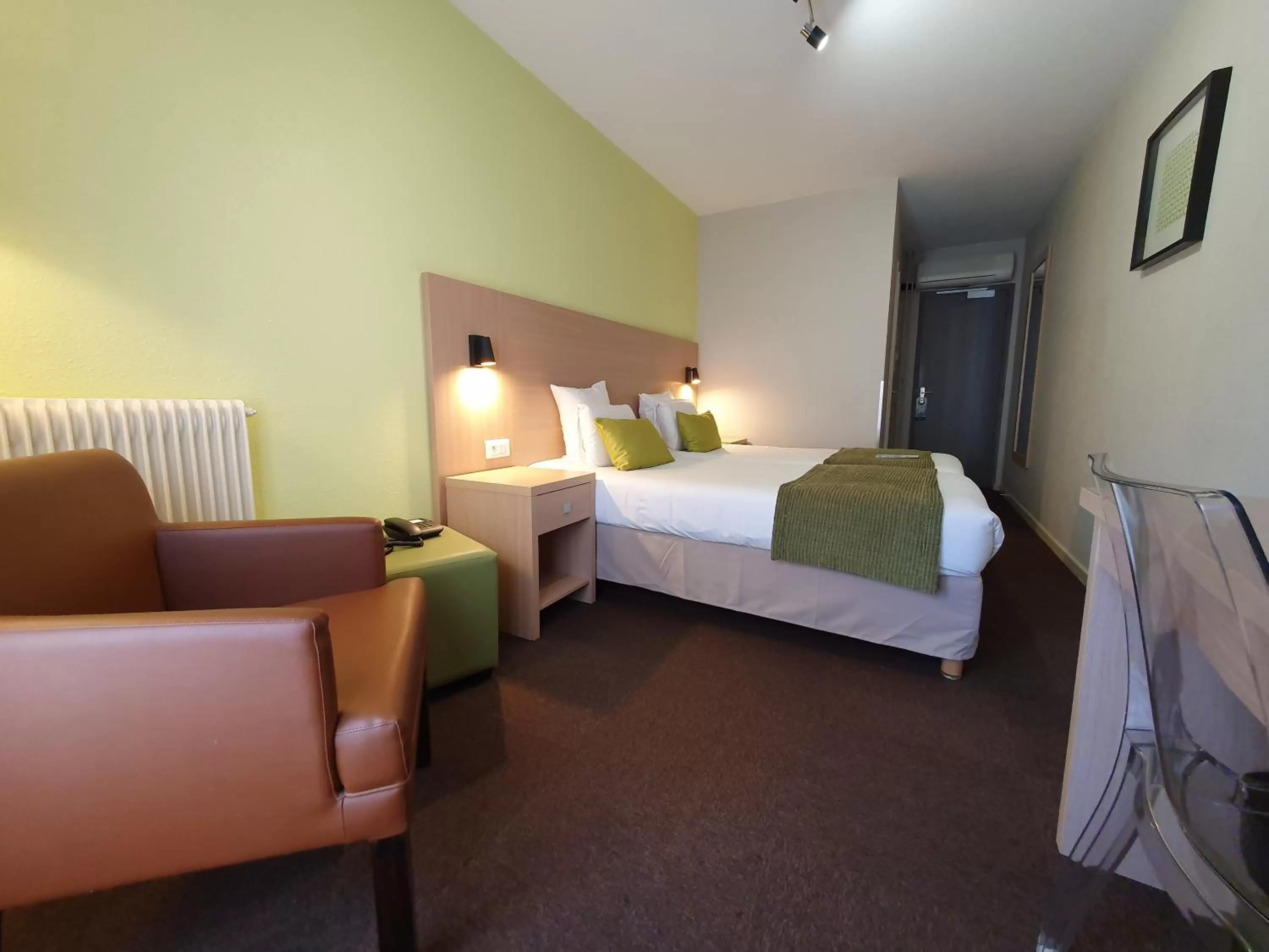 Bedroom, Bed in Kyriad Chalon-Sur-Saone Centre