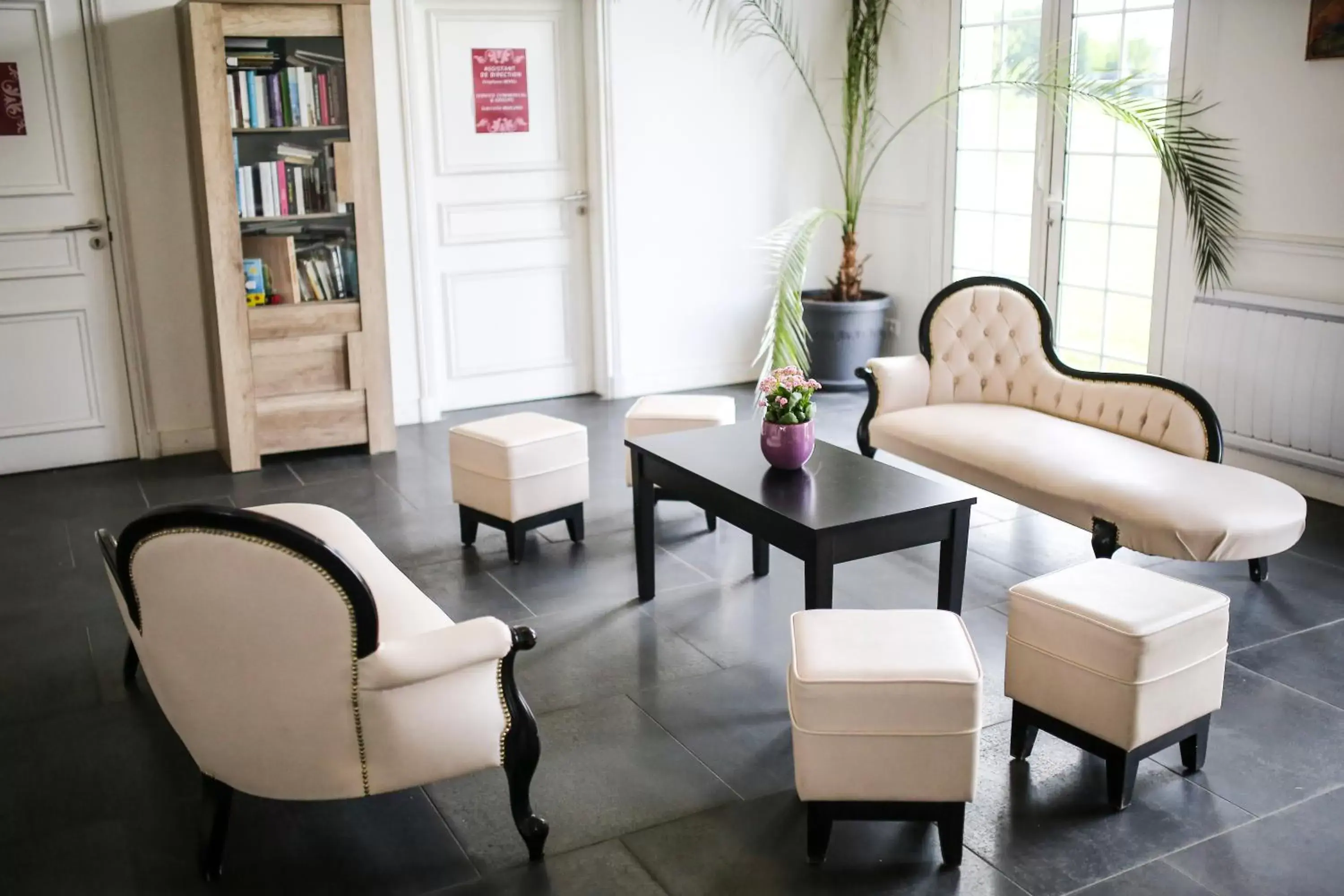 Lobby or reception, Seating Area in Villa Bellagio Amboise by Popinns