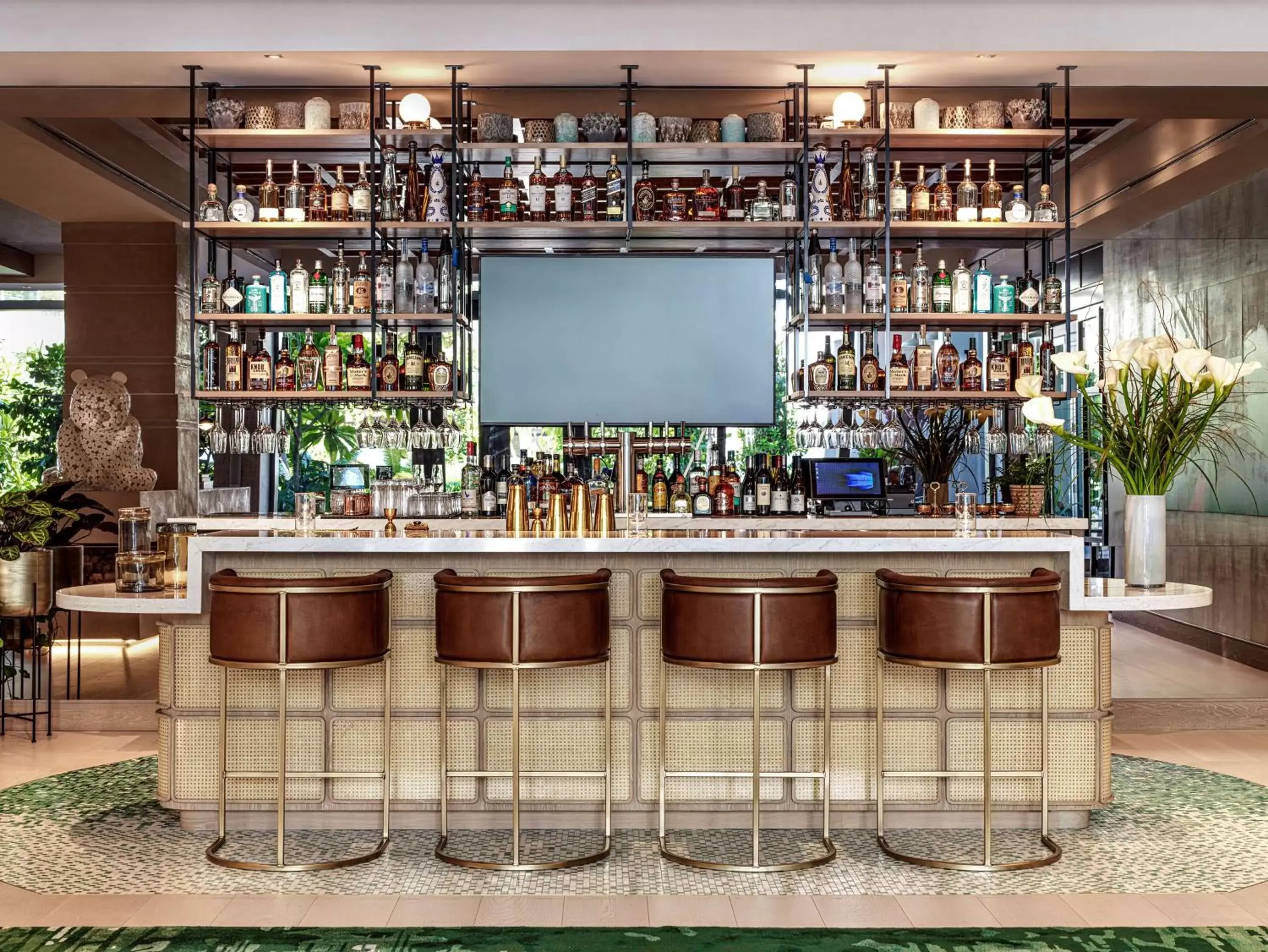 Lounge or bar in The Ray Hotel Delray Beach, Curio Collection By Hilton