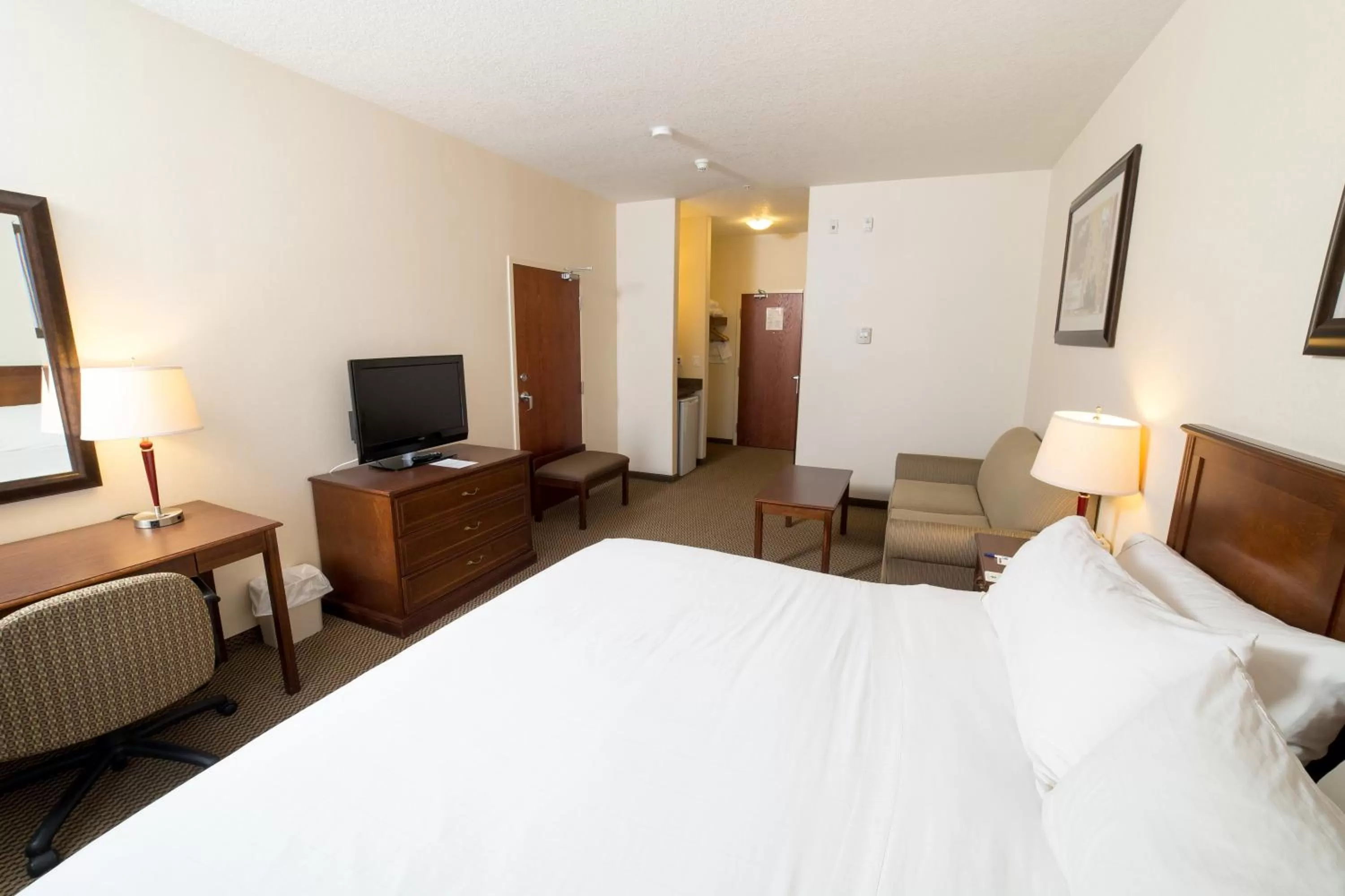 Photo of the whole room, Bed in Holiday Inn Express & Suites Drayton Valley by IHG