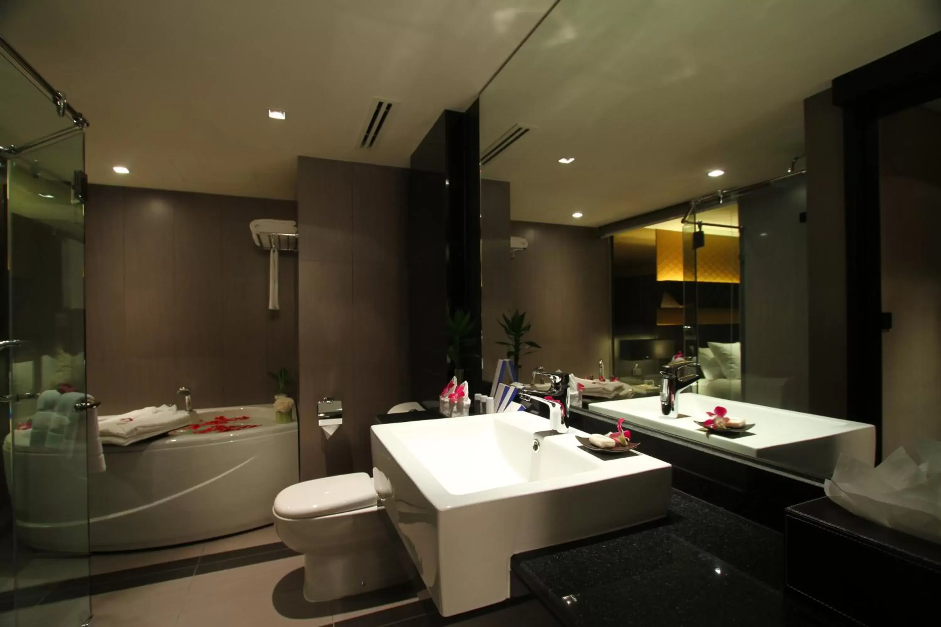 Bathroom in Golden Tulip Mandison Suites