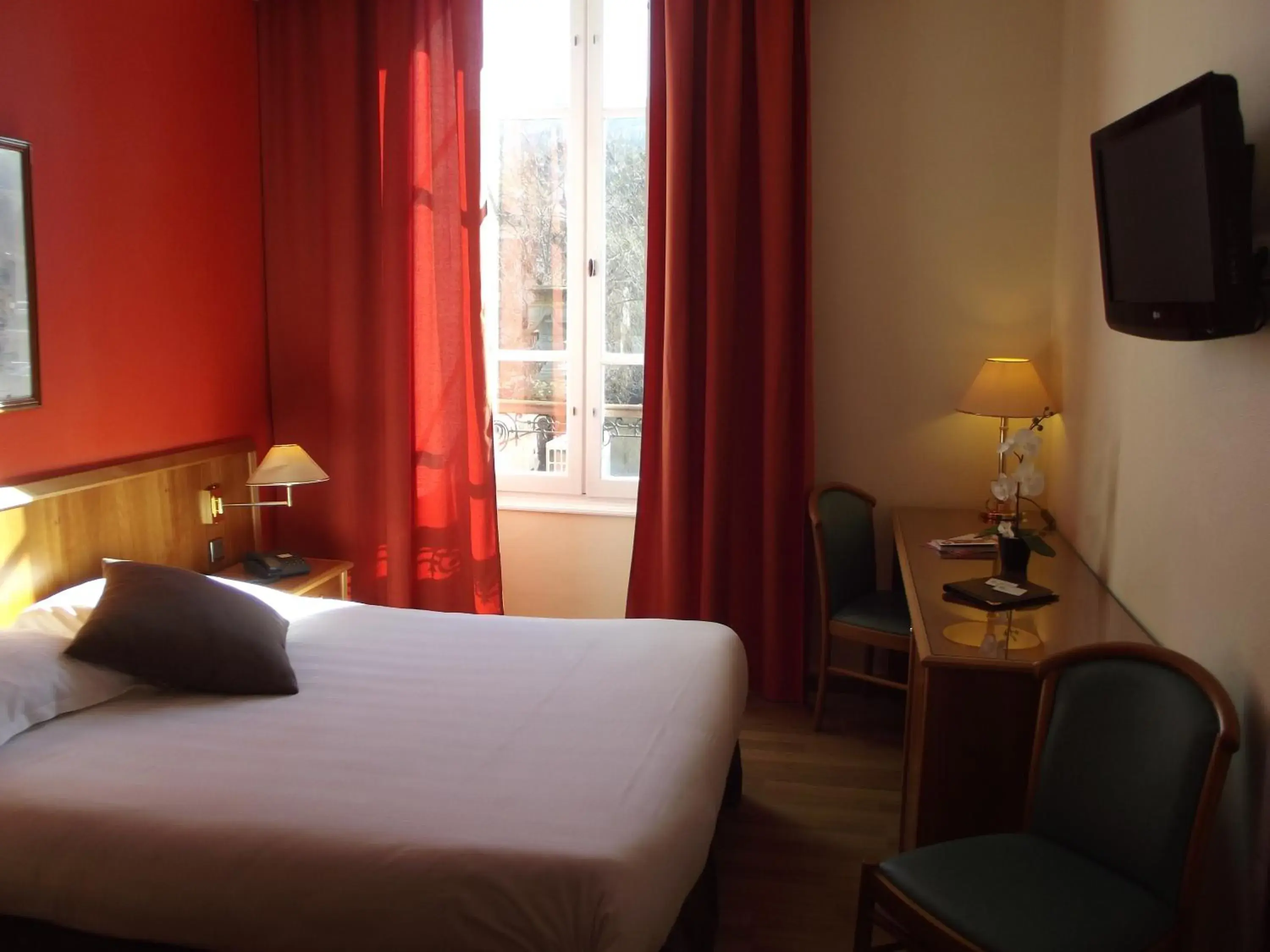 Photo of the whole room, Bed in The Originals Boutique, Grand Hotel Saint-Pierre, Aurillac (Qualys-Hotel)