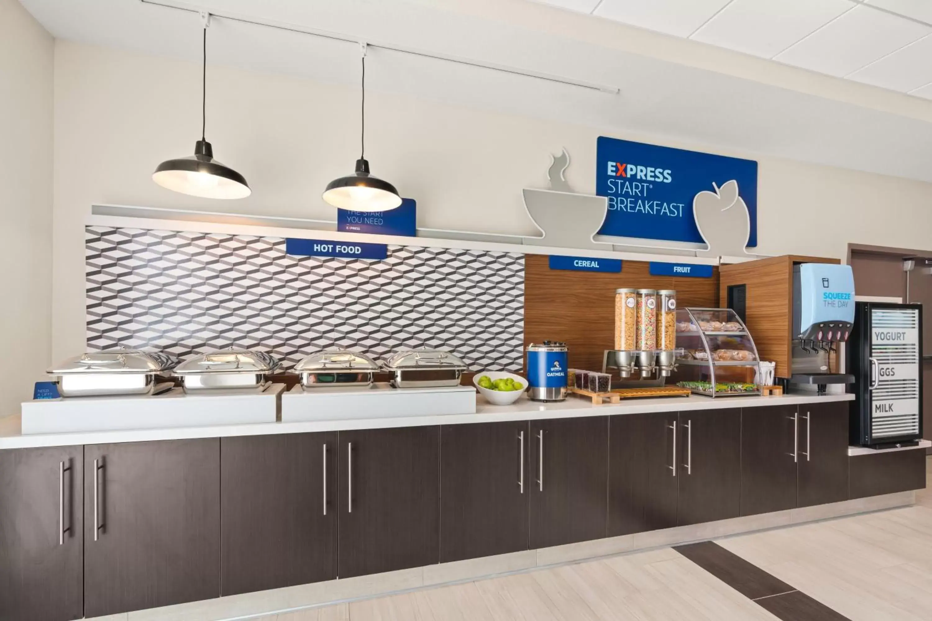 Breakfast, Kitchen/Kitchenette in Holiday Inn Express Hotel & Suites Willows, an IHG Hotel