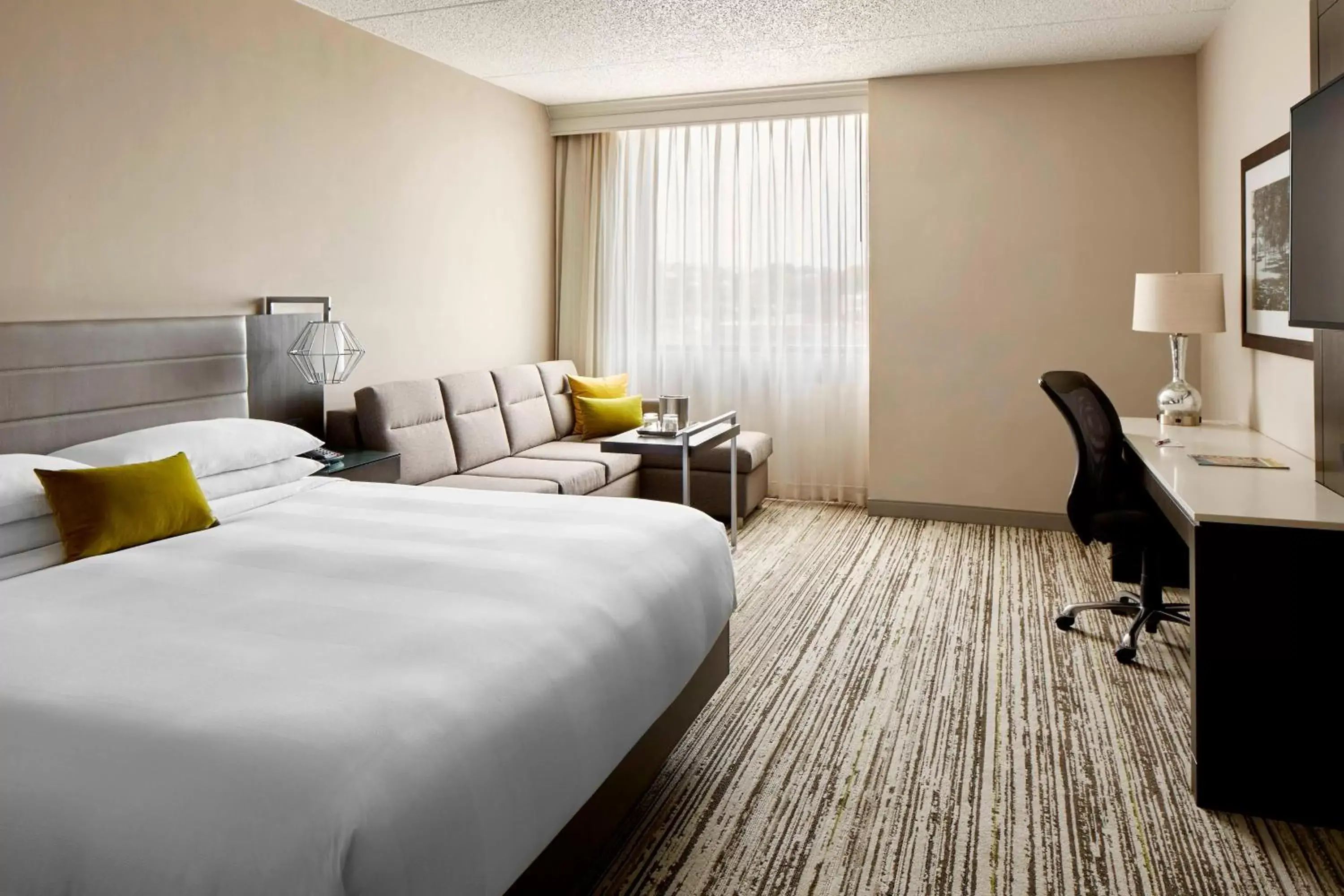 Photo of the whole room, Bed in Marriott Cincinnati North