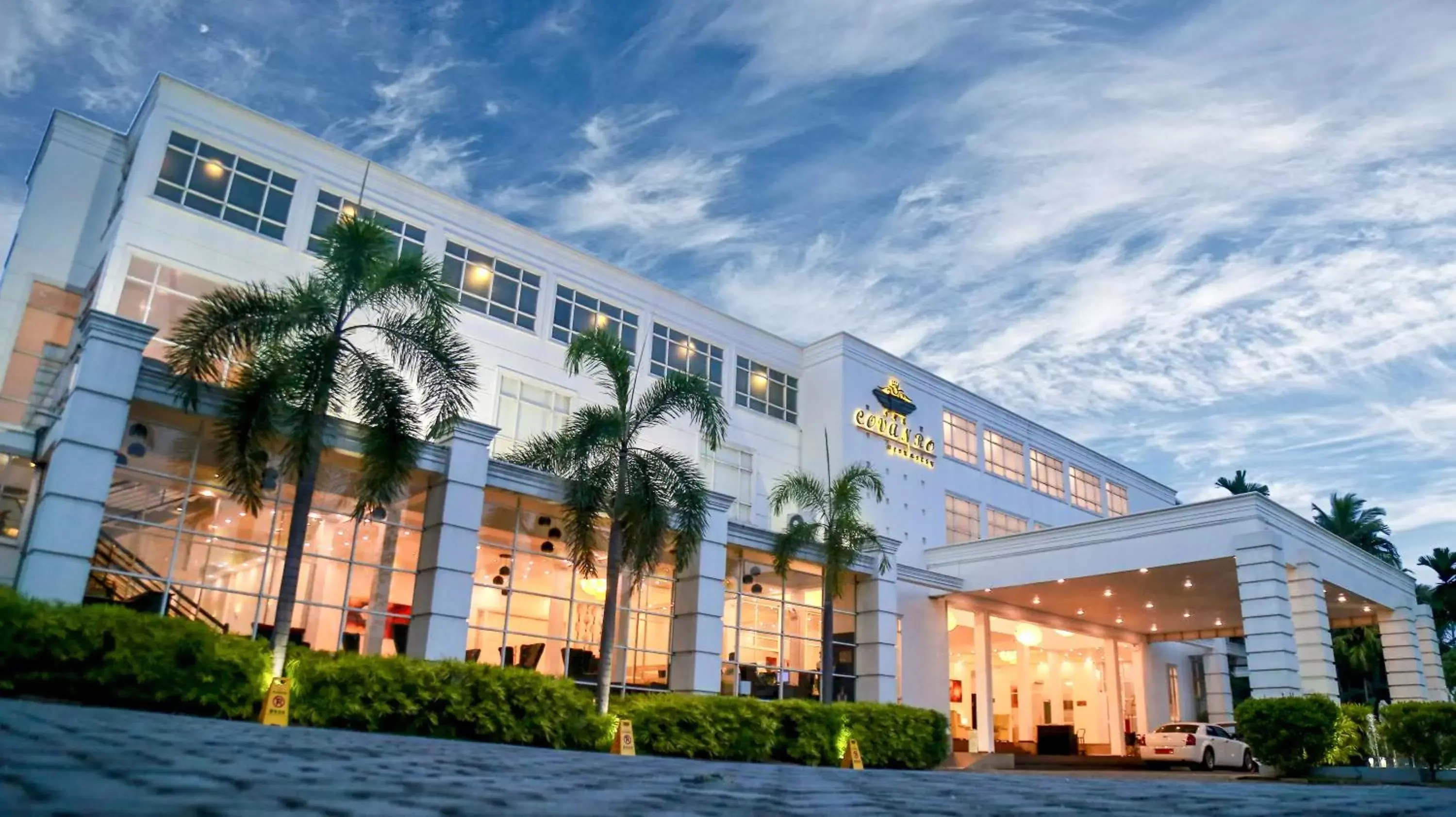 Facade/entrance in The Covanro Airport Hotel - Katunayake