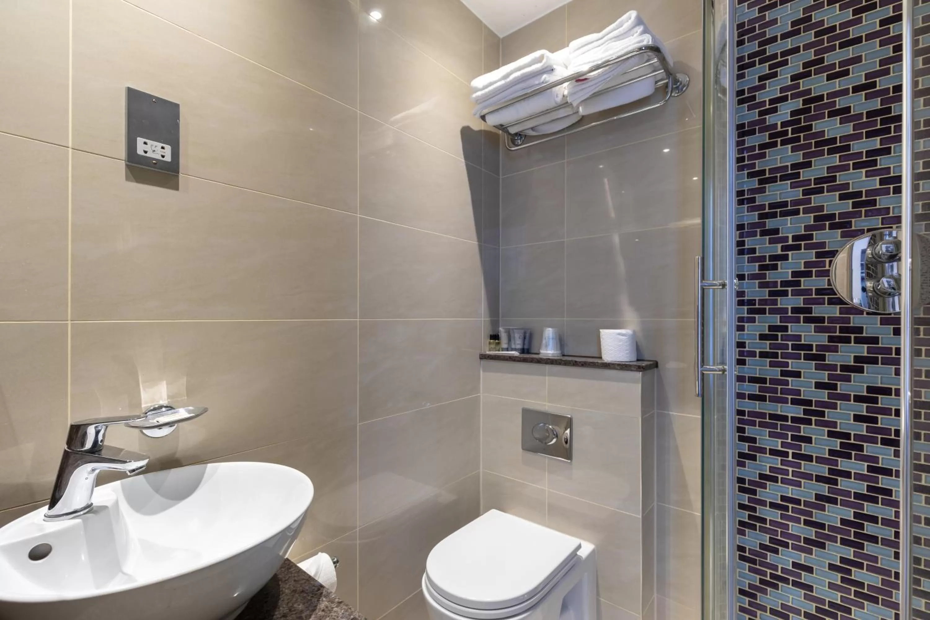 Shower in Sidney Hotel London-Victoria