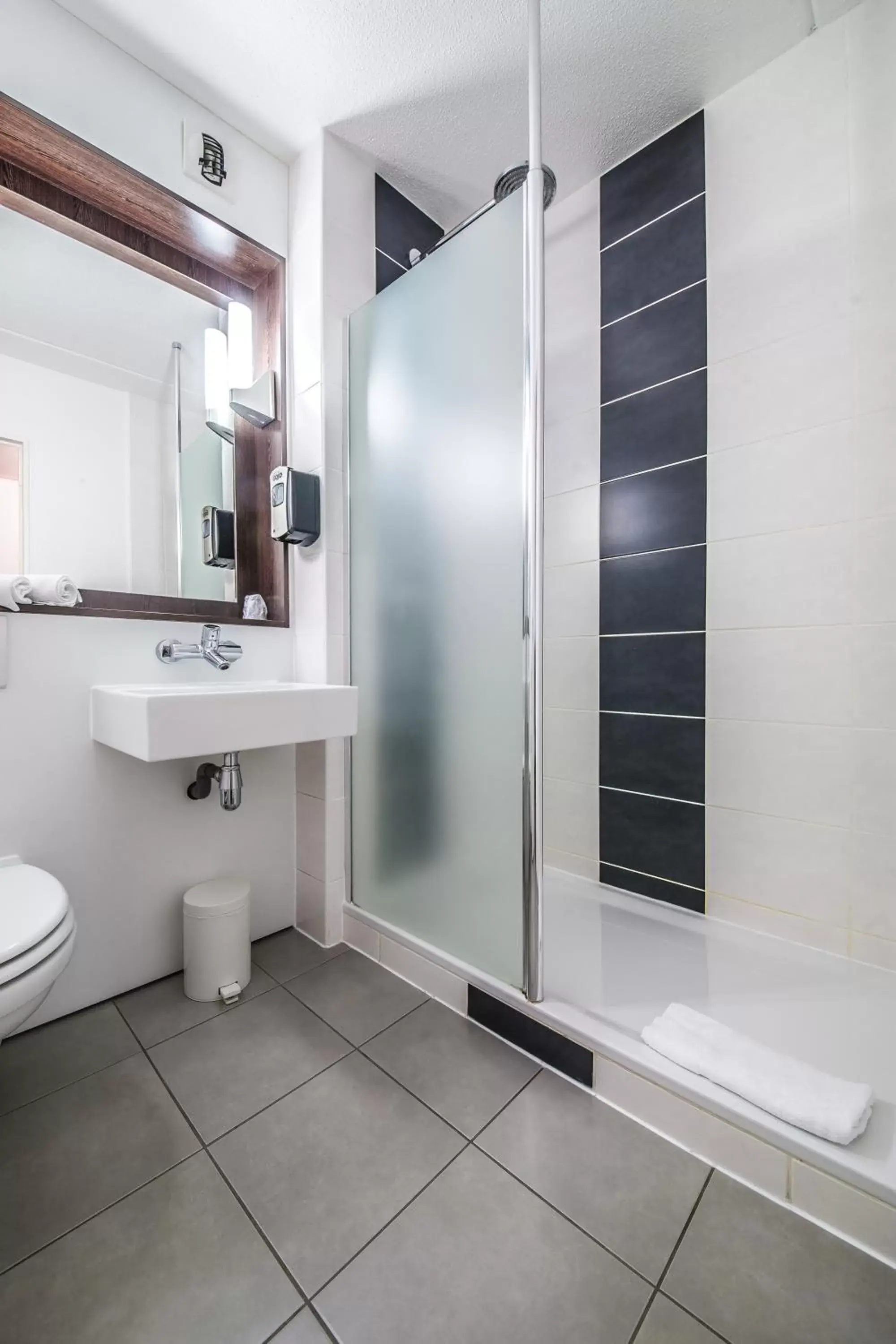 Shower, Bathroom in Mandarina Hotel Luxembourg Airport