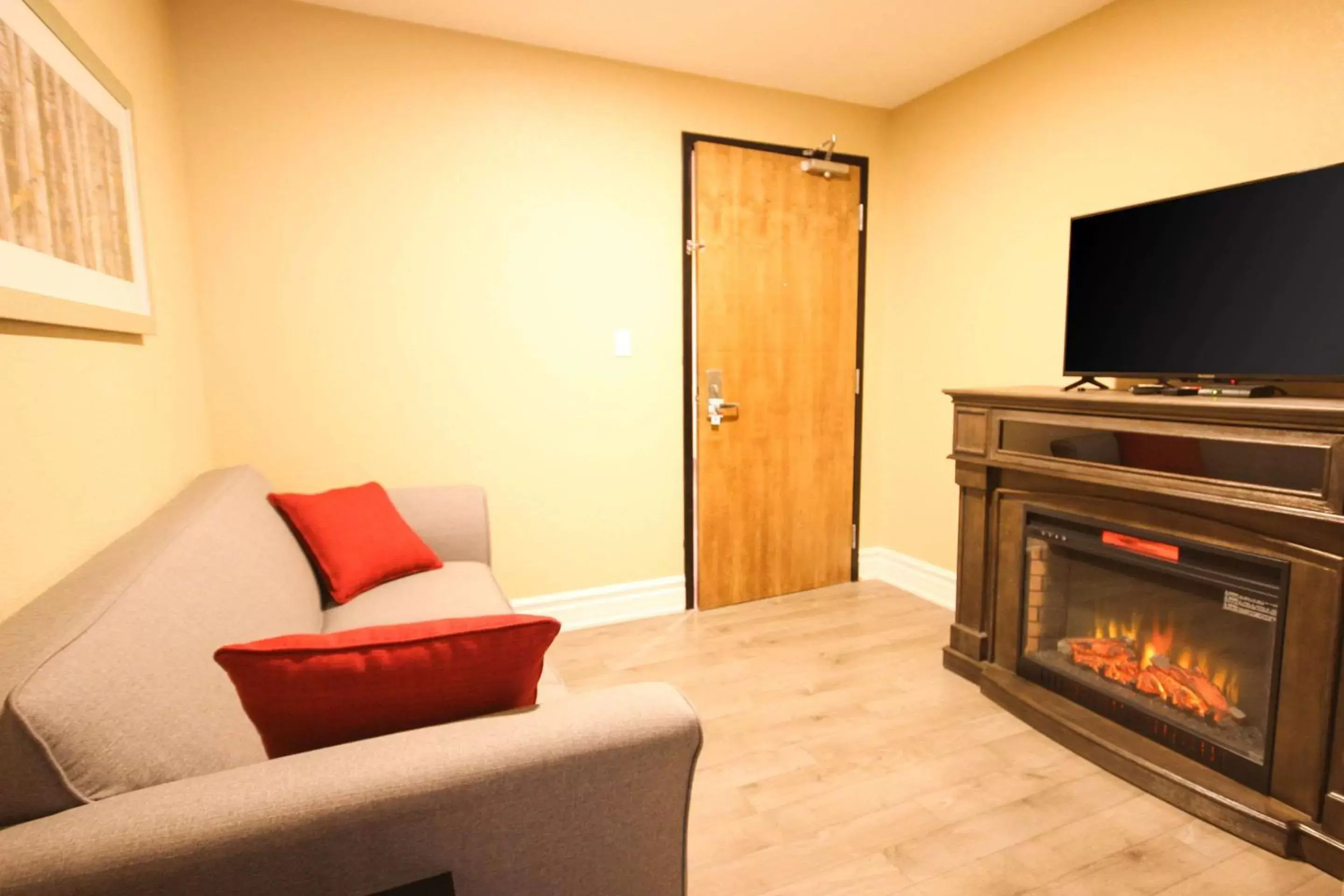 Photo of the whole room, Seating Area in Quality Inn Bracebridge