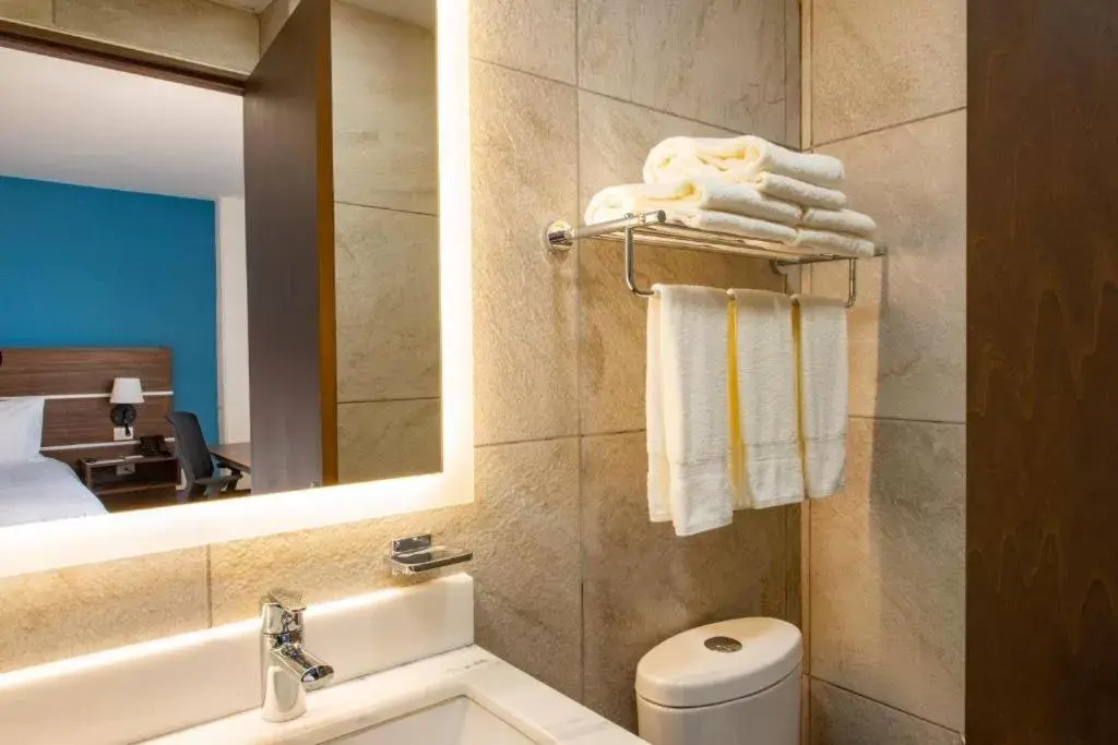 Bathroom in Holiday Inn Express - Merida Centro, an IHG Hotel