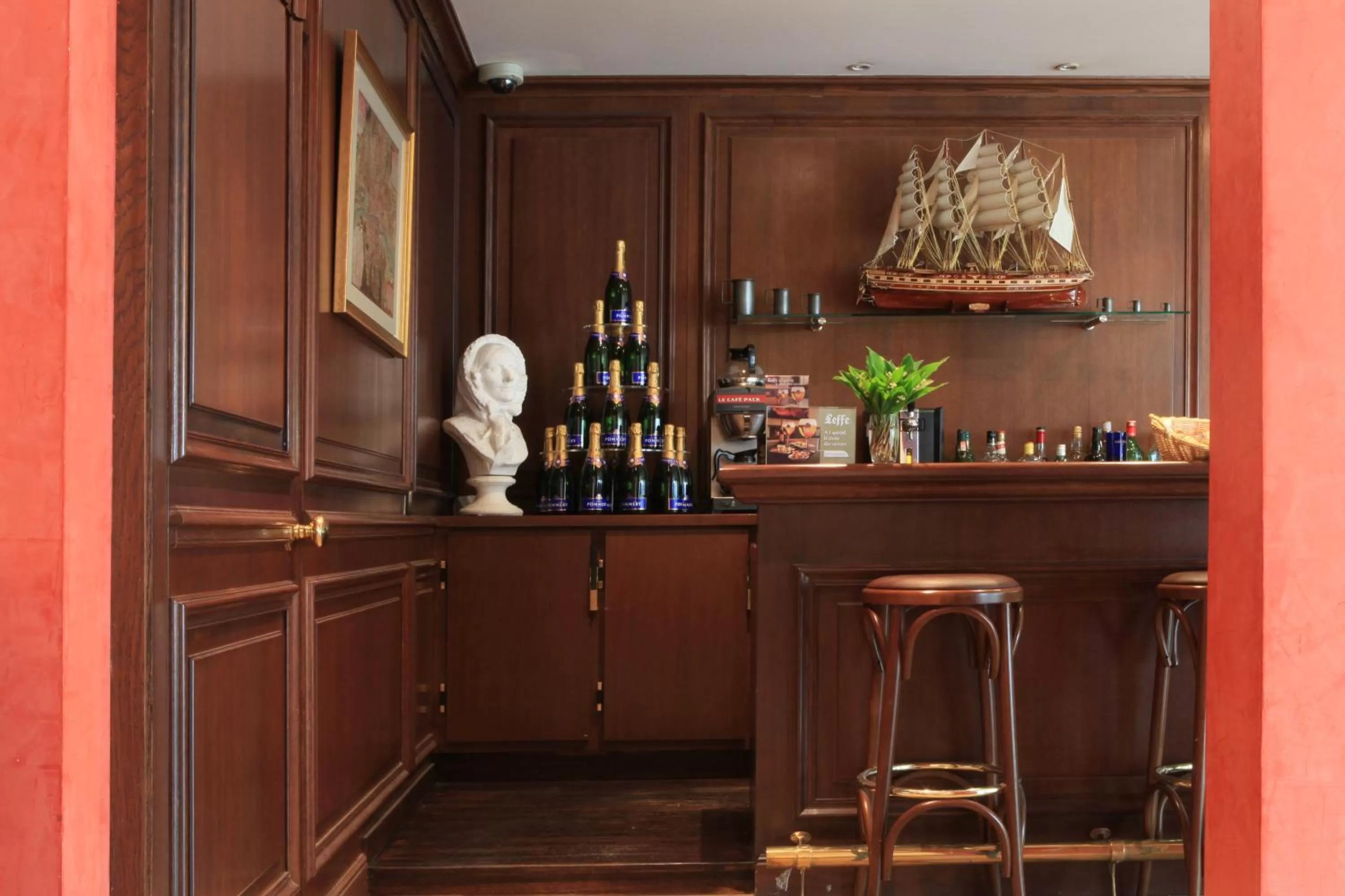 Lounge or bar in Amiral Hôtel