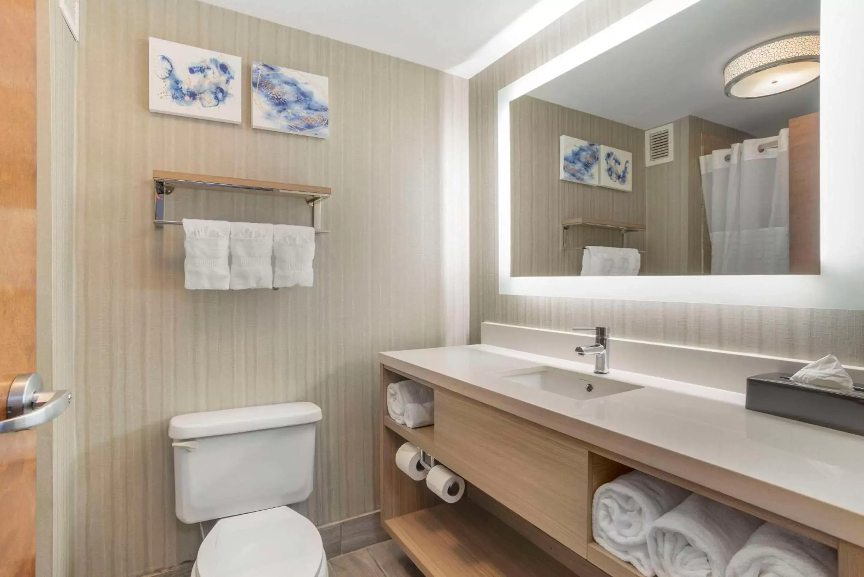 Bedroom, Bathroom in Comfort Suites At WestGate Mall