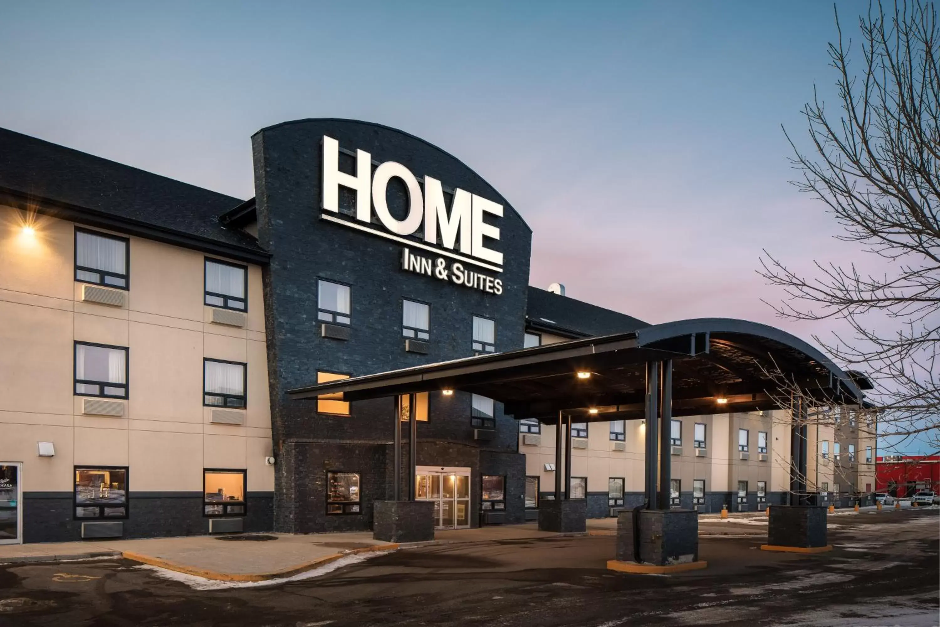 Facade/entrance, Property Building in Home Inn & Suites - Swift Current