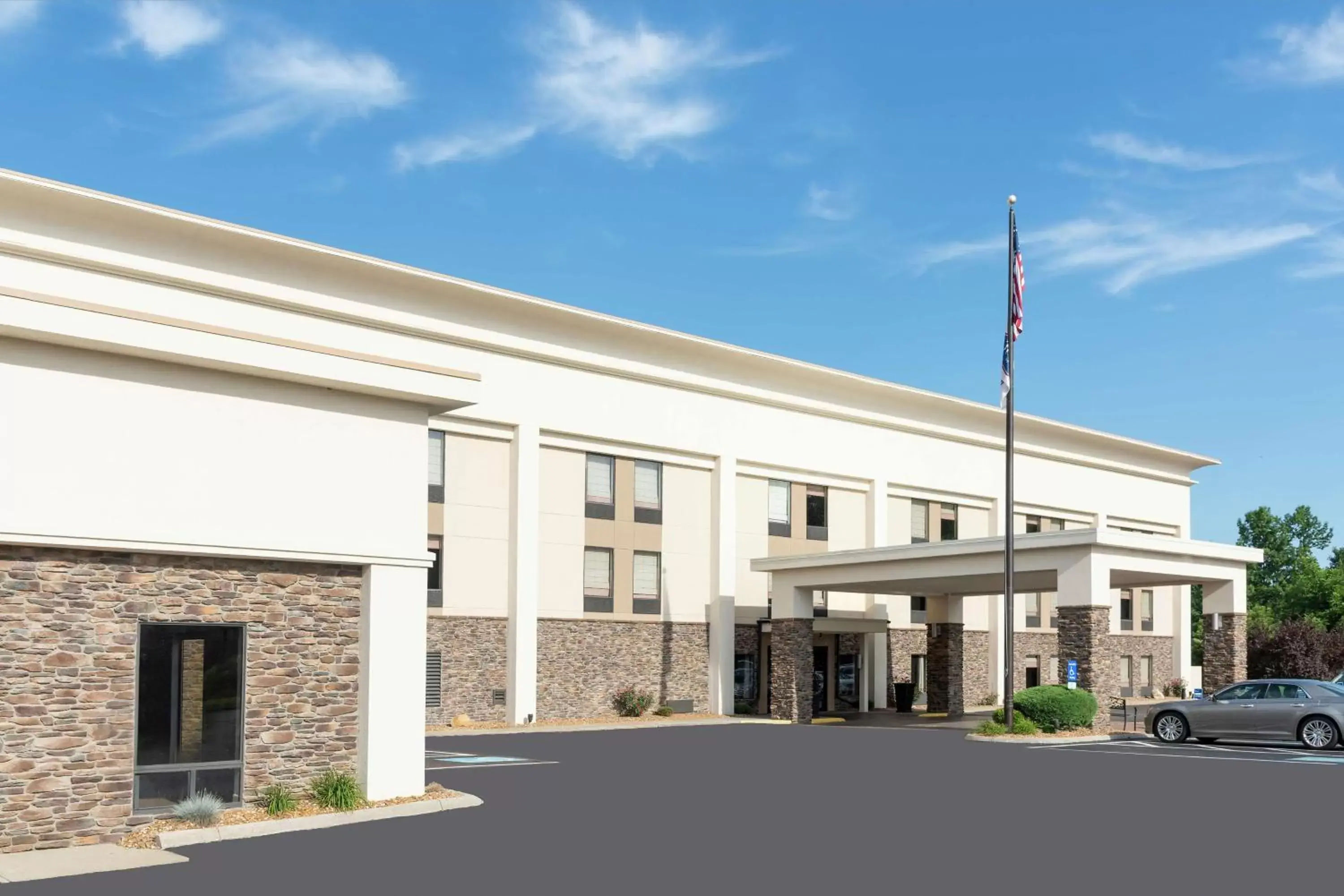 Property Building in Hampton Inn Kent/Akron Area