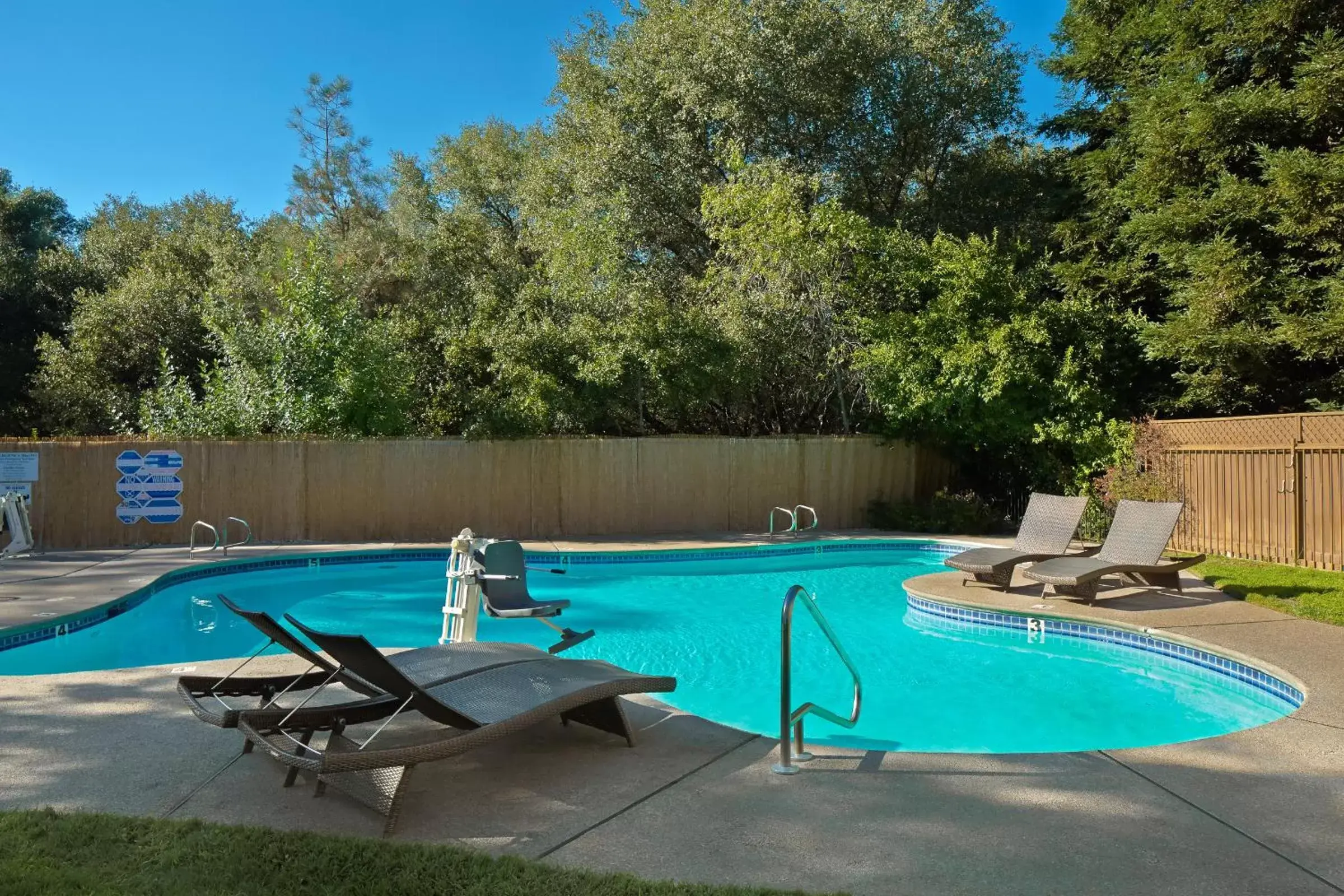 Swimming Pool in Lake Natoma Inn