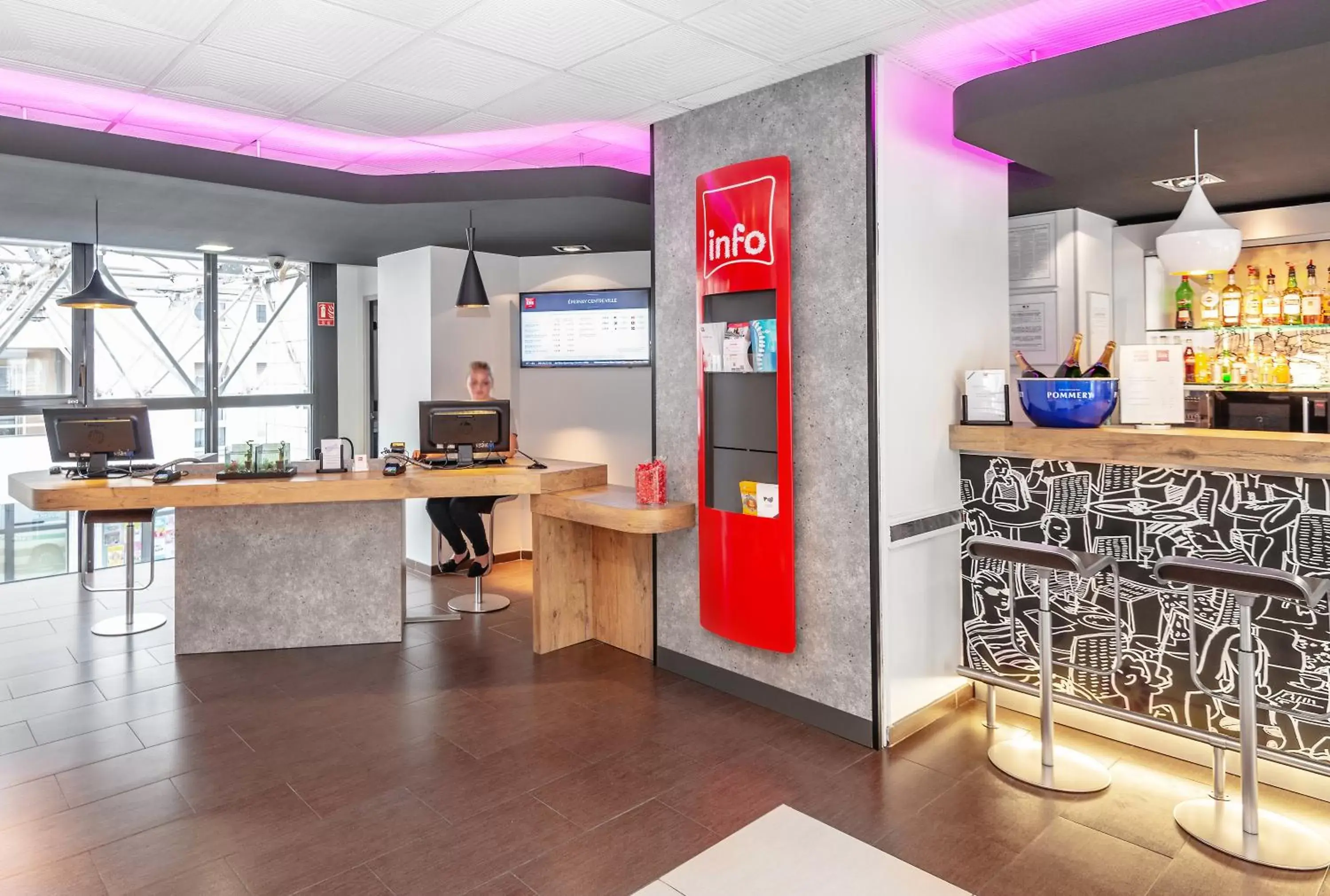 Lobby or reception in ibis Epernay Centre Ville