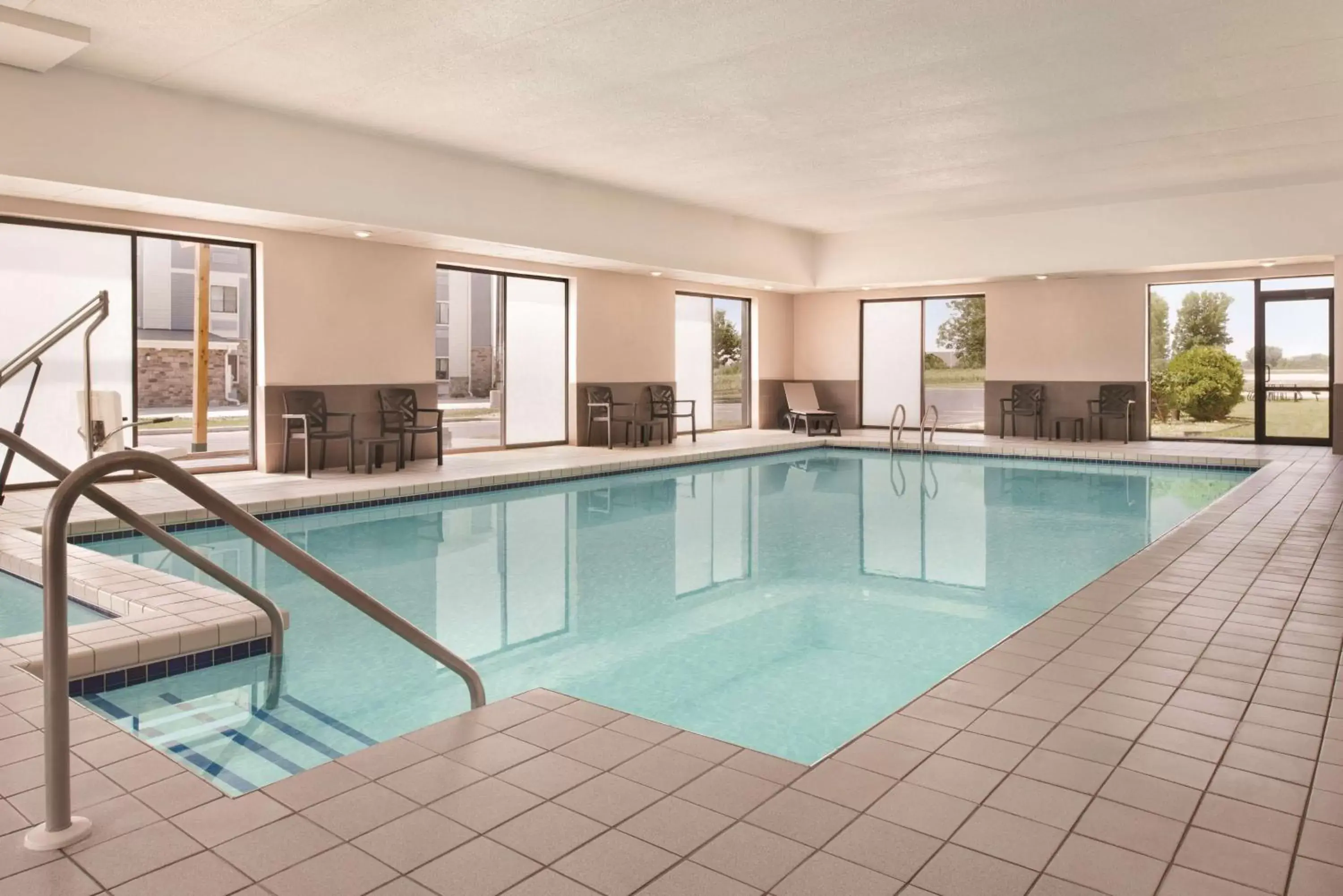 Pool view, Swimming Pool in Country Inn & Suites by Radisson, Mt. Pleasant-Racine West, WI