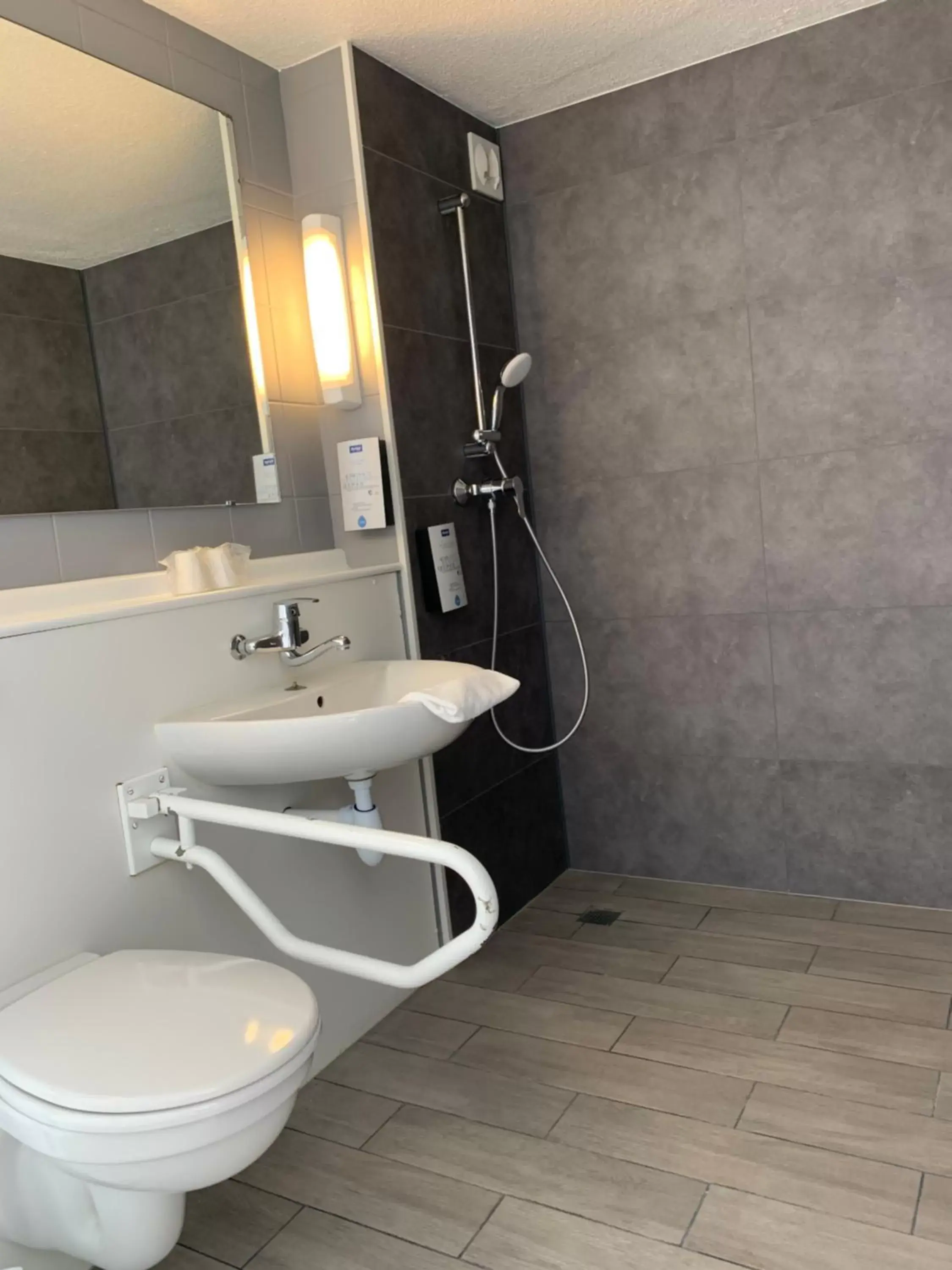 Shower, Bathroom in Kyriad Châteauroux - Saint-Maur
