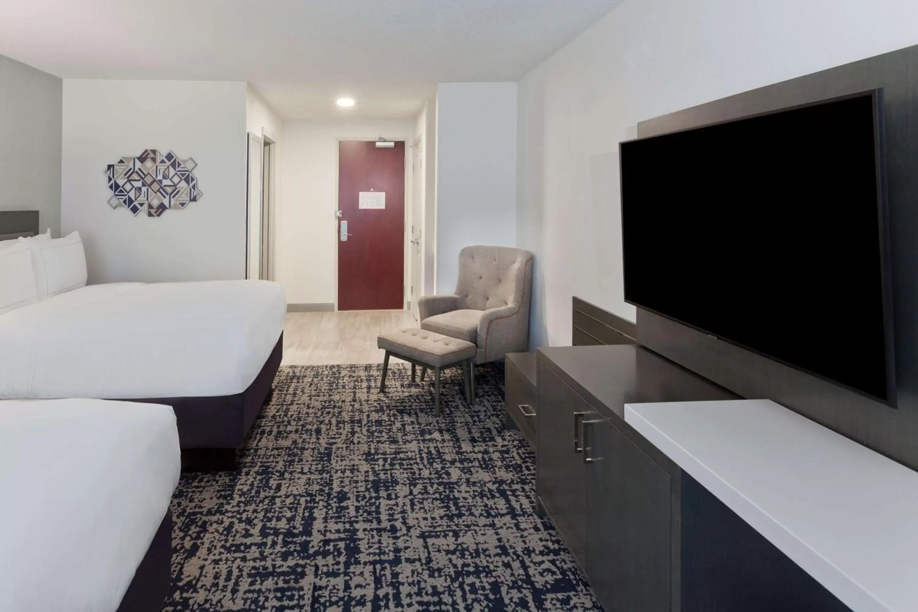 Bed, TV/Entertainment Center in Doubletree By Hilton Dothan, Al