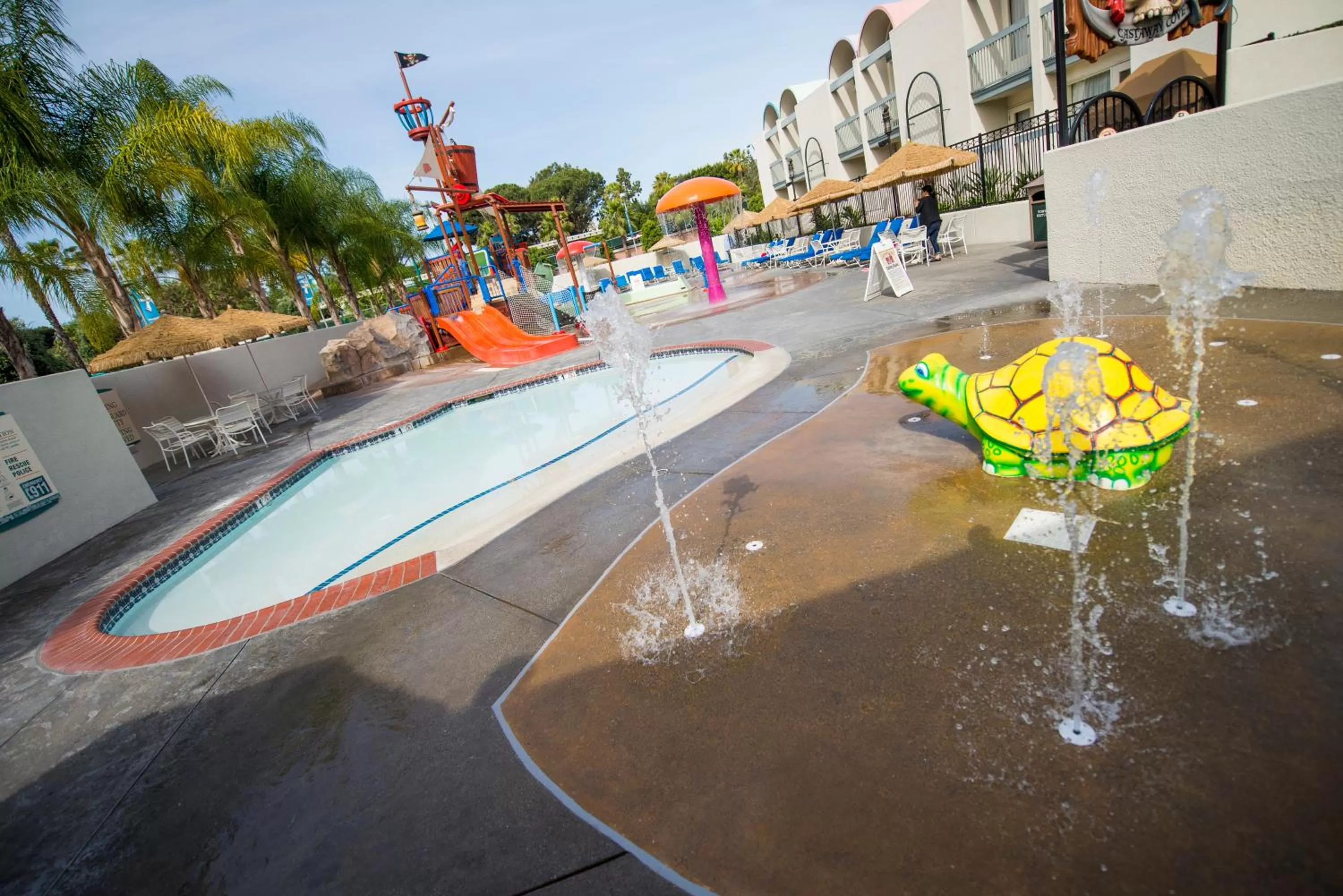 Swimming pool in Howard Johnson by Wyndham Anaheim Hotel and Water Playground