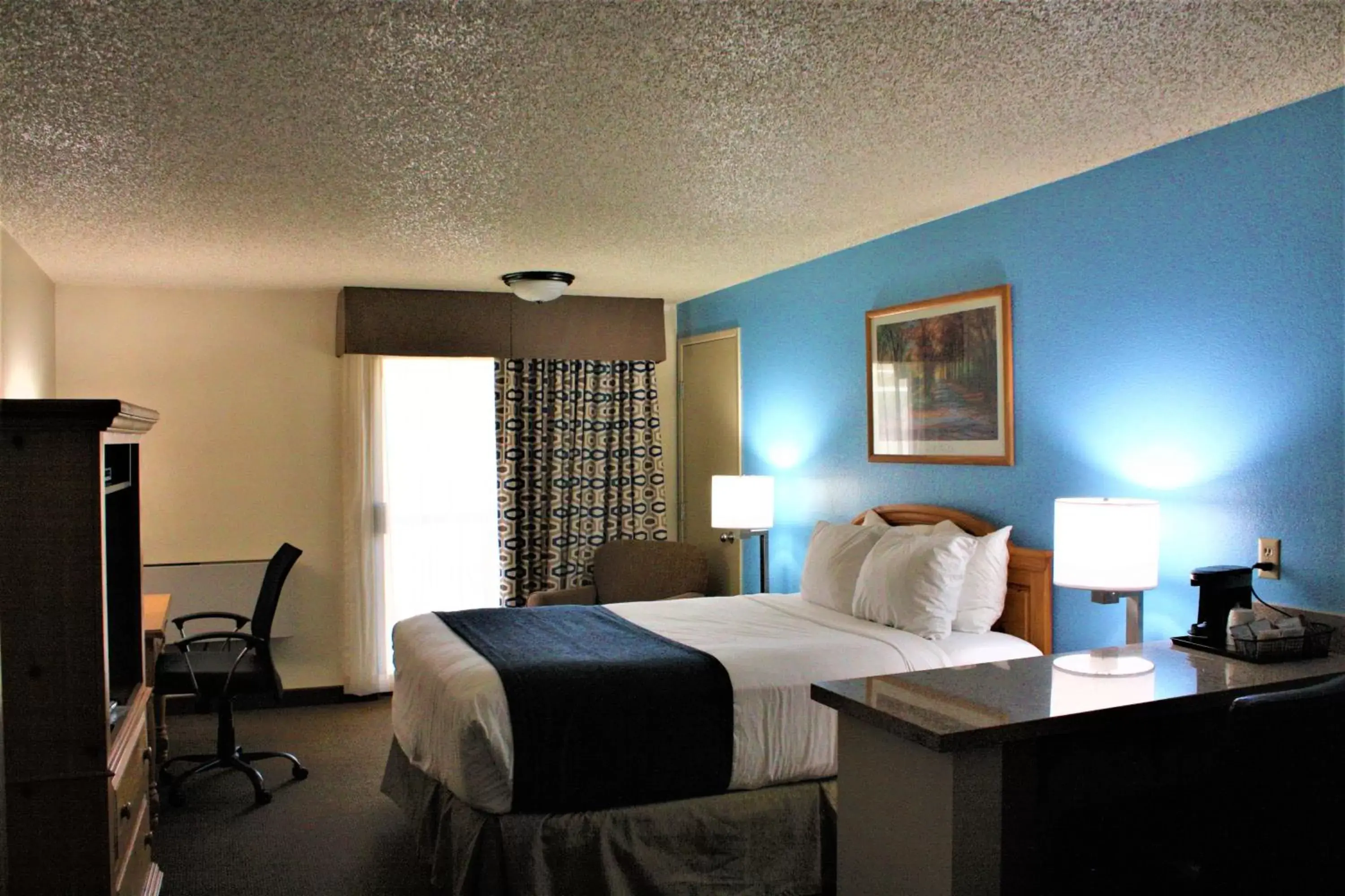 Photo of the whole room, Bed in Baymont by Wyndham Yakima Riverfront