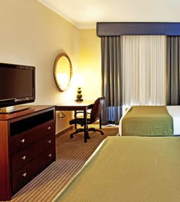 TV and multimedia, Bed in Holiday Inn Express Hotel & Suites New Iberia - Avery Island, an IHG Hotel