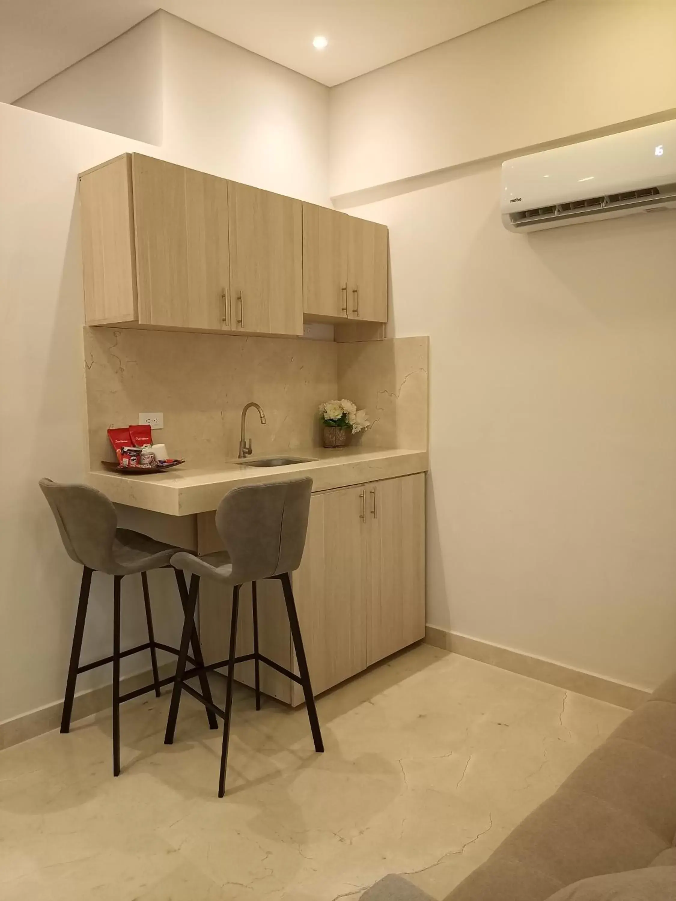 air conditioner, Kitchen/Kitchenette in Hotel Cartagena Royal Inn