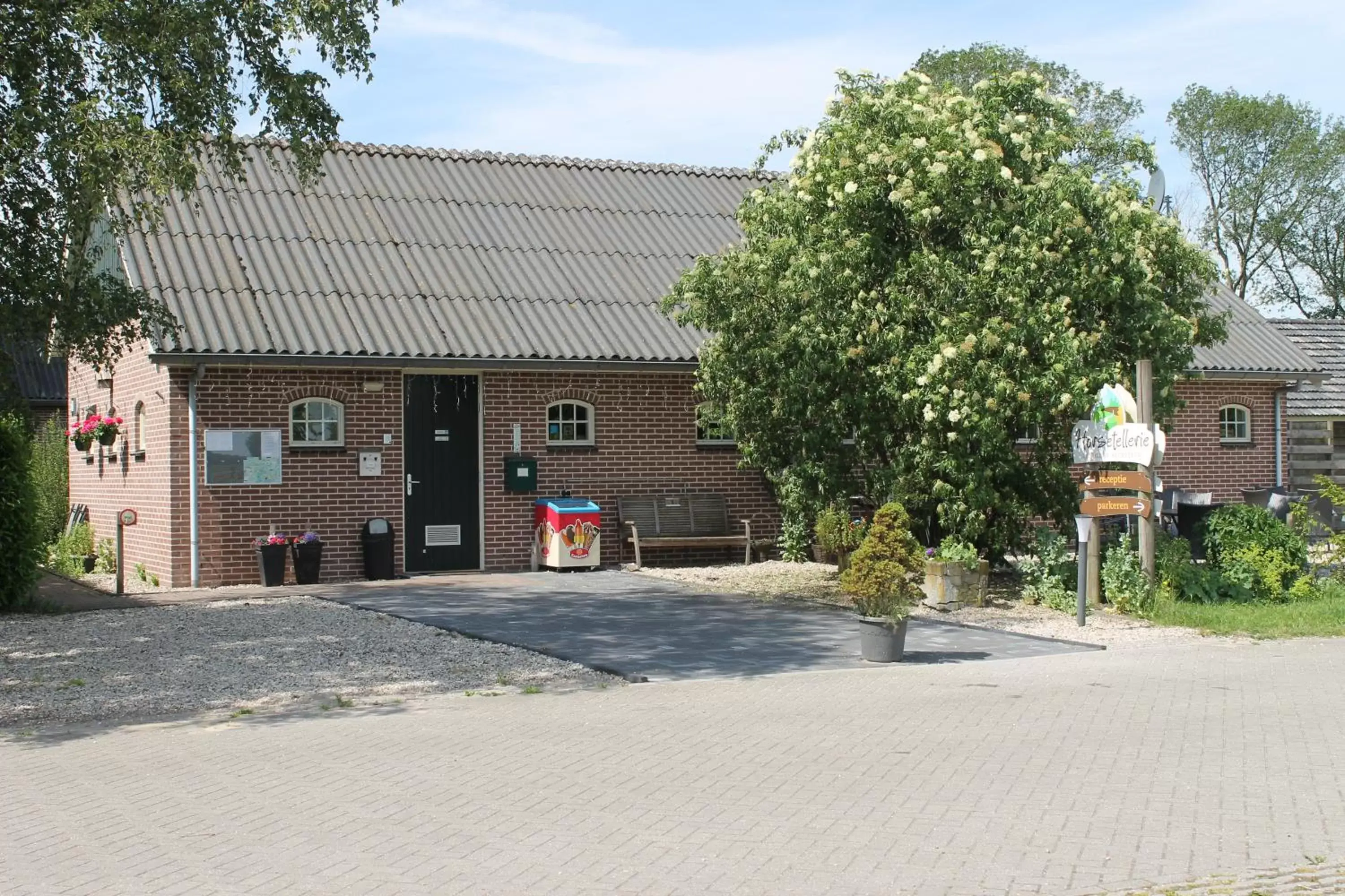 Facade/entrance, Property Building in Horsetellerie Rheezerveen