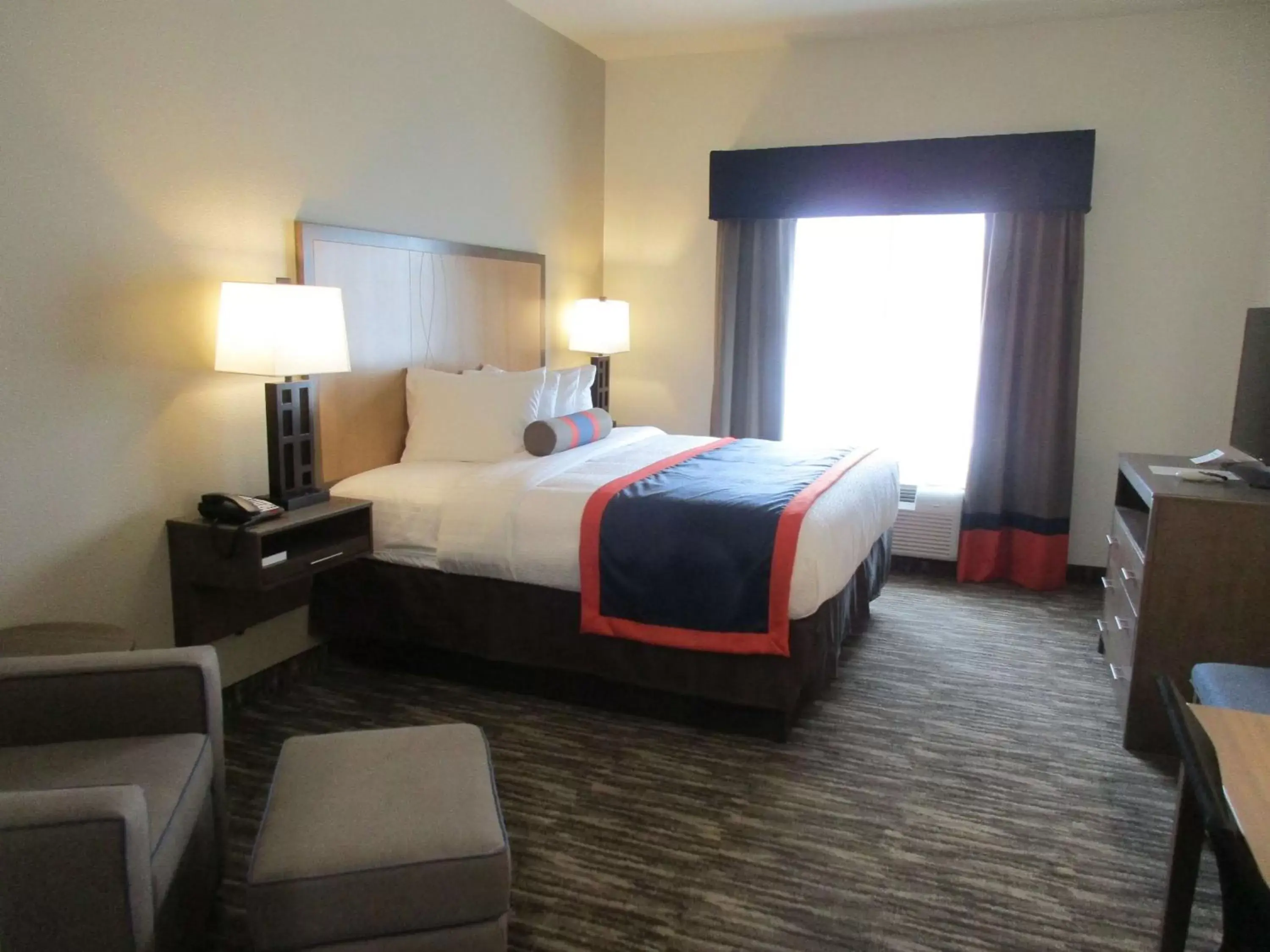 Photo of the whole room, Bed in Best Western Plus Ardmore Inn & Suites