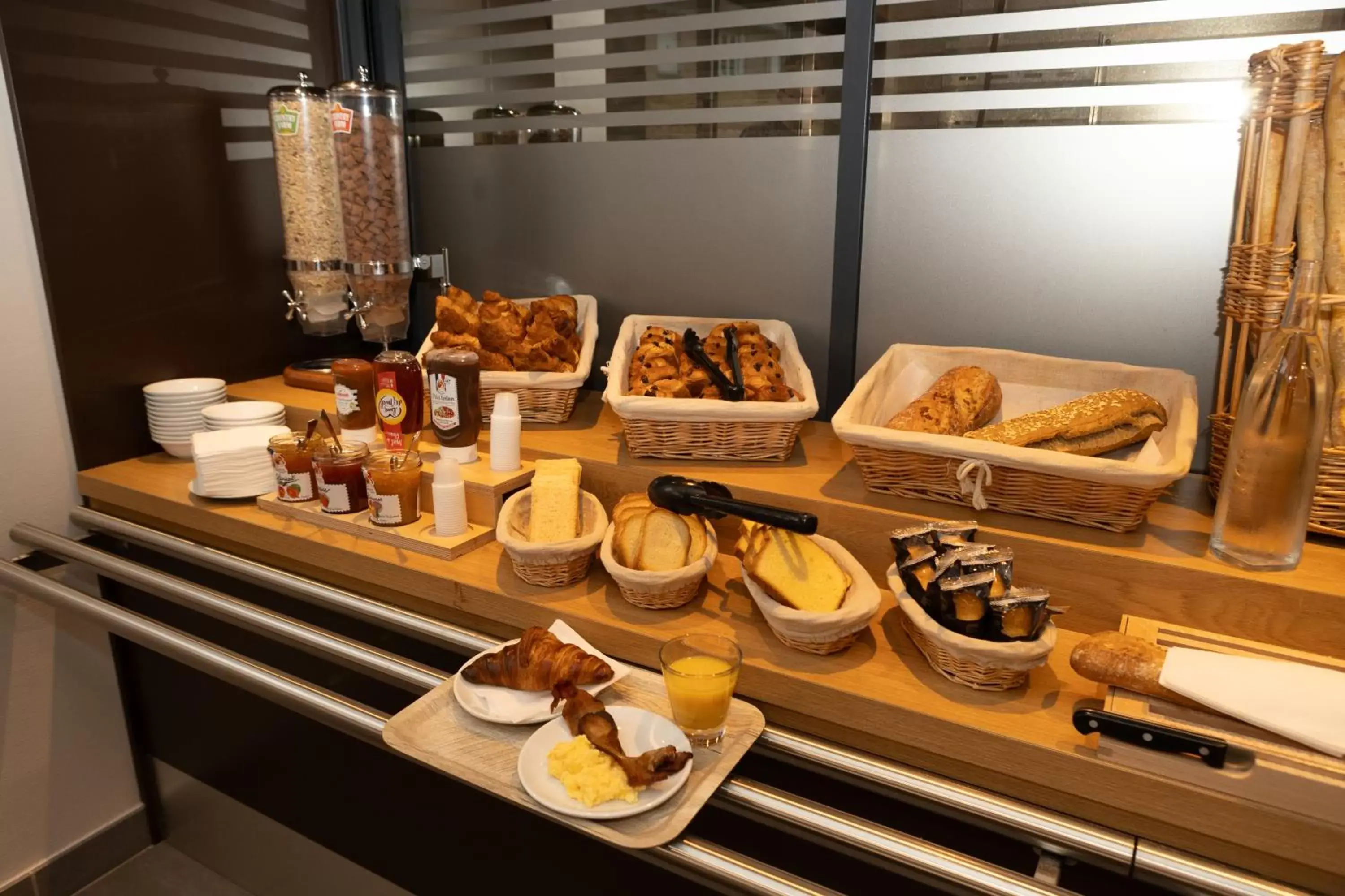 Buffet breakfast, Breakfast in B&B HOTEL Limoges Centre Gare