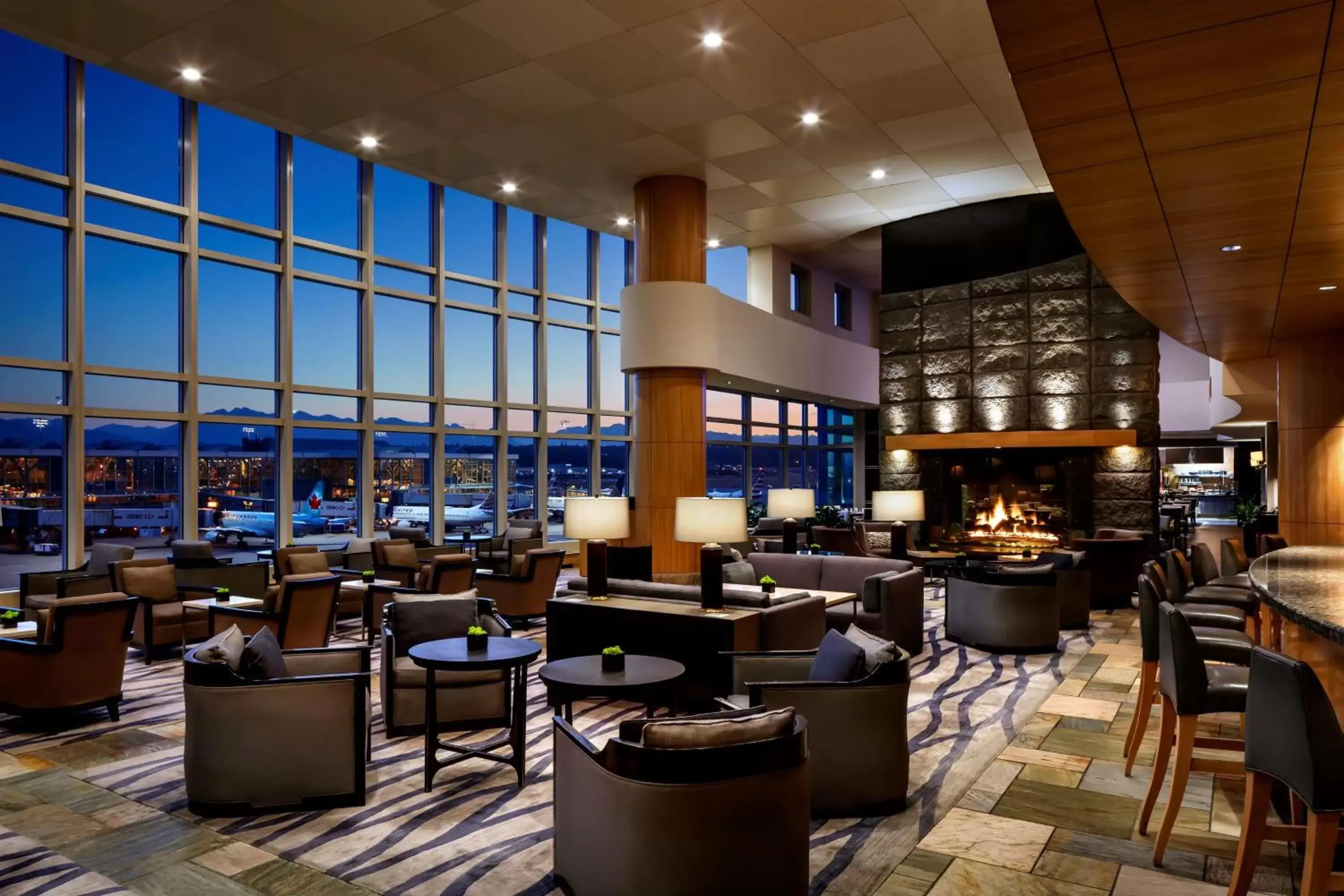 Lounge or bar, Restaurant/Places to Eat in Fairmont Vancouver Airport In-Terminal Hotel