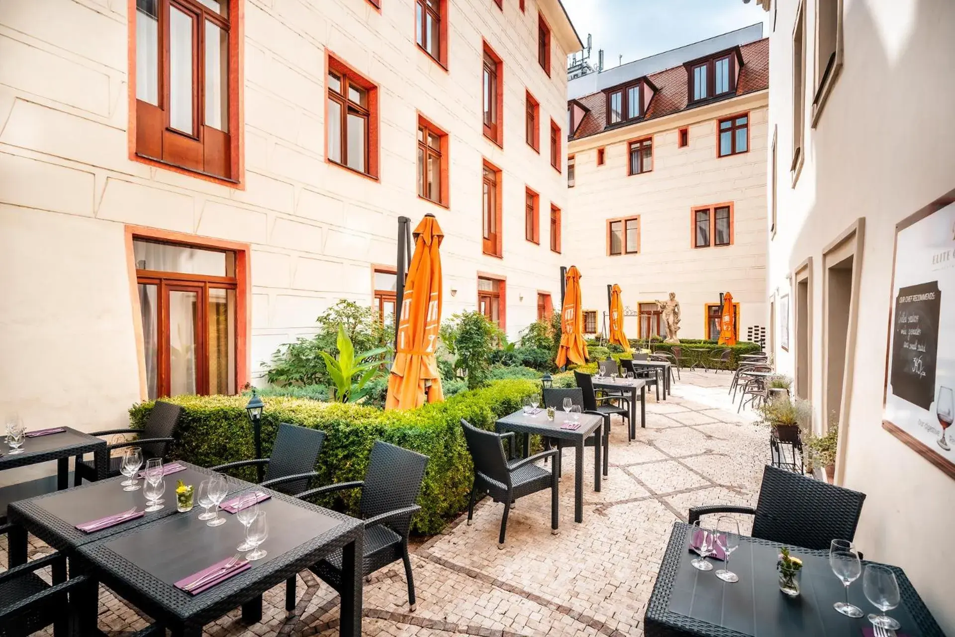 Patio, Restaurant/Places to Eat in Hotel Elite Prague