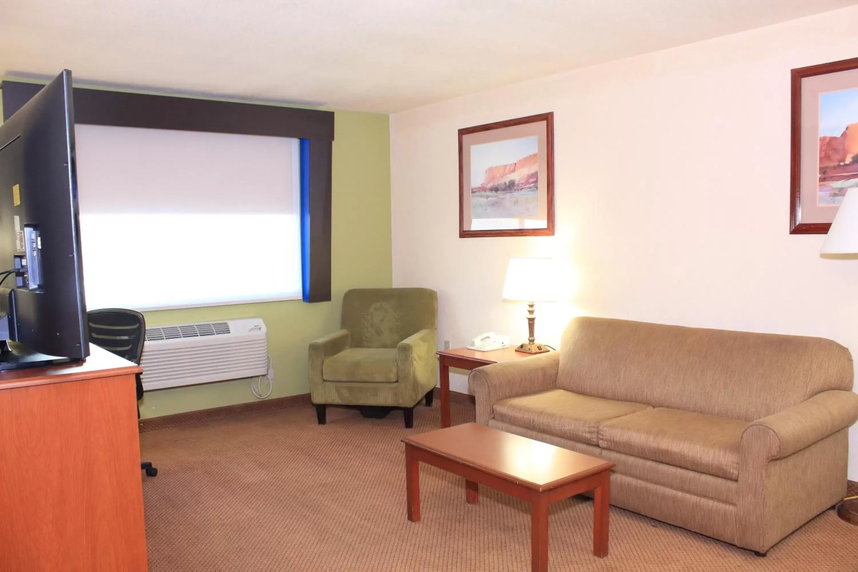 Photo of the whole room, Seating Area in Holiday Inn Express Hotel & Suites Farmington, an IHG Hotel