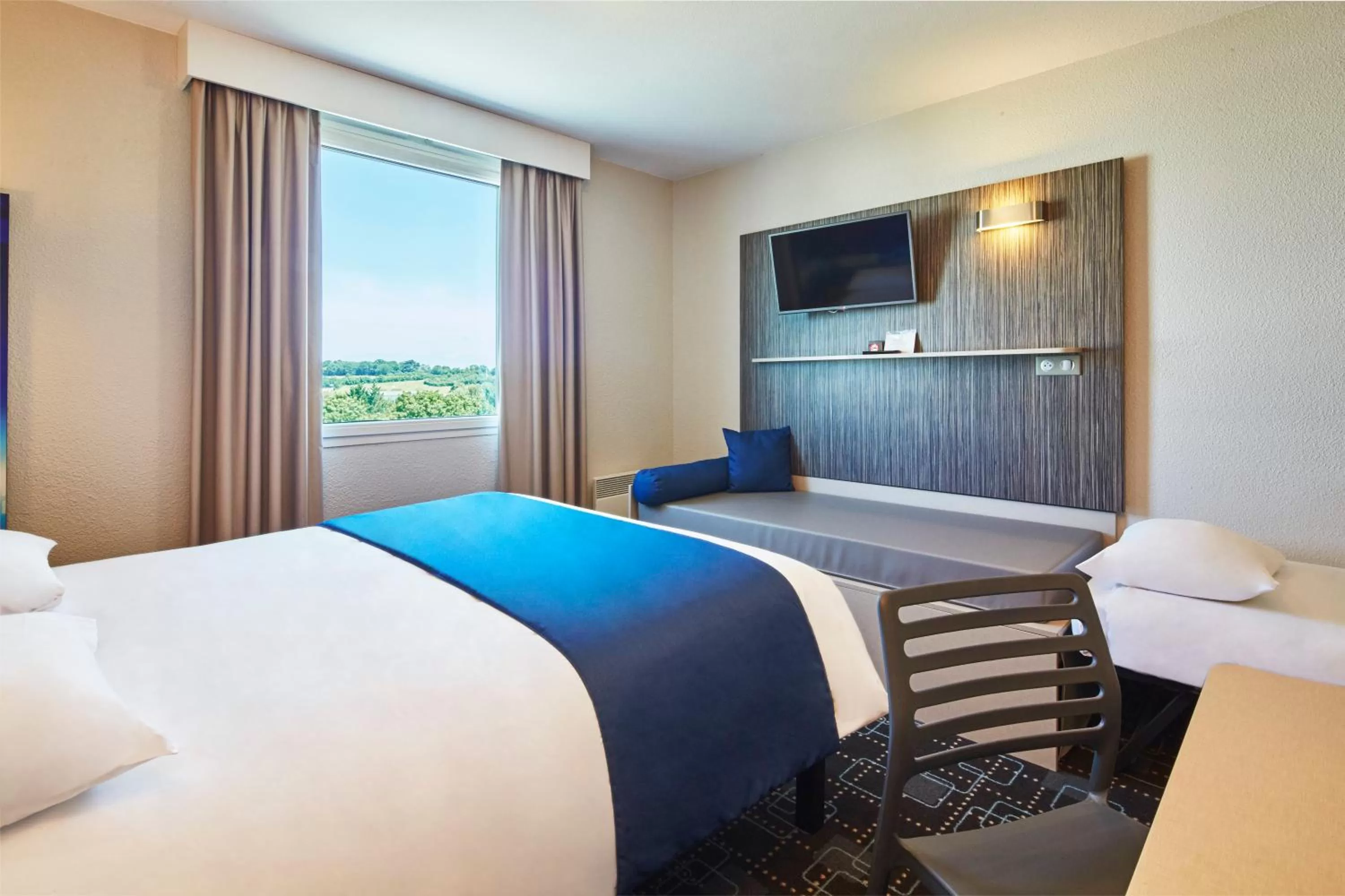 Photo of the whole room, Bed in Kyriad Poitiers Jules Verne Site du Futuroscope