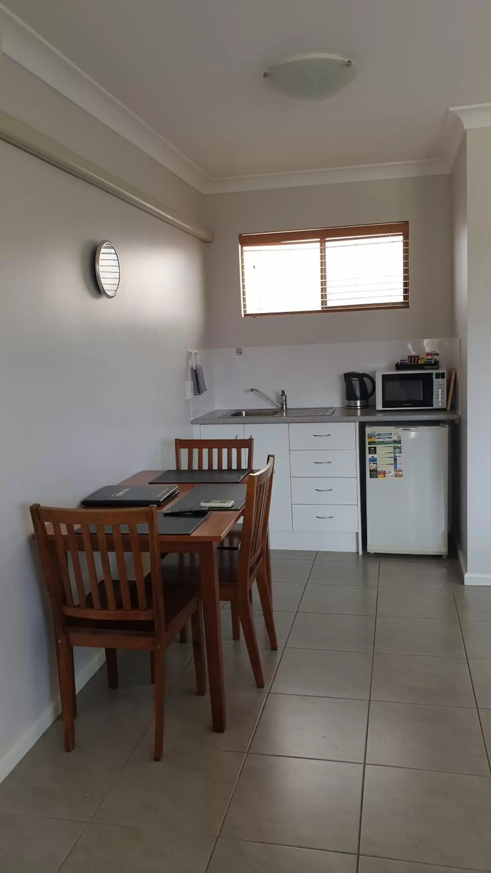 Kitchen or kitchenette, Dining Area in Main Street Motel