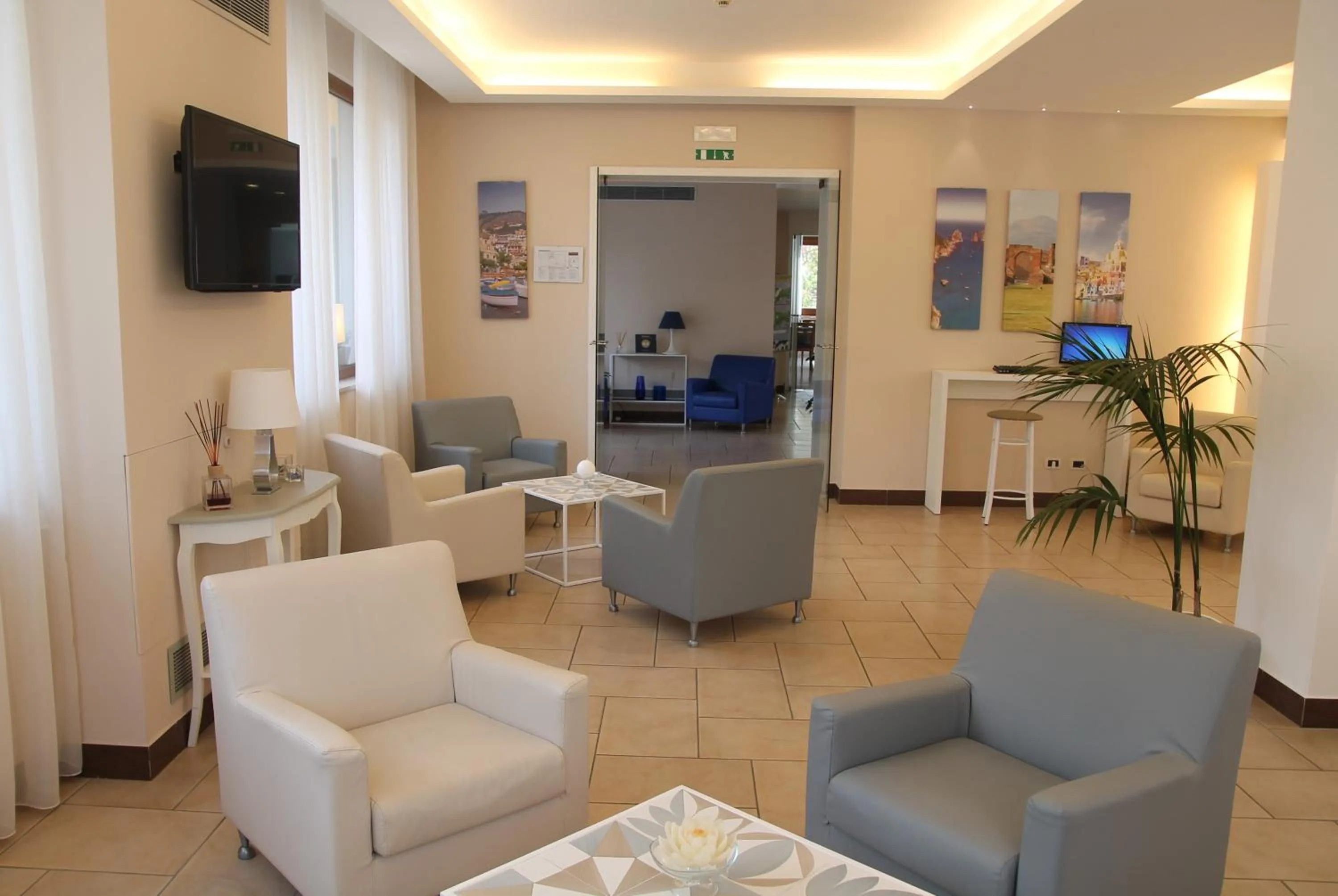 Communal lounge/ TV room in Hotel Leone