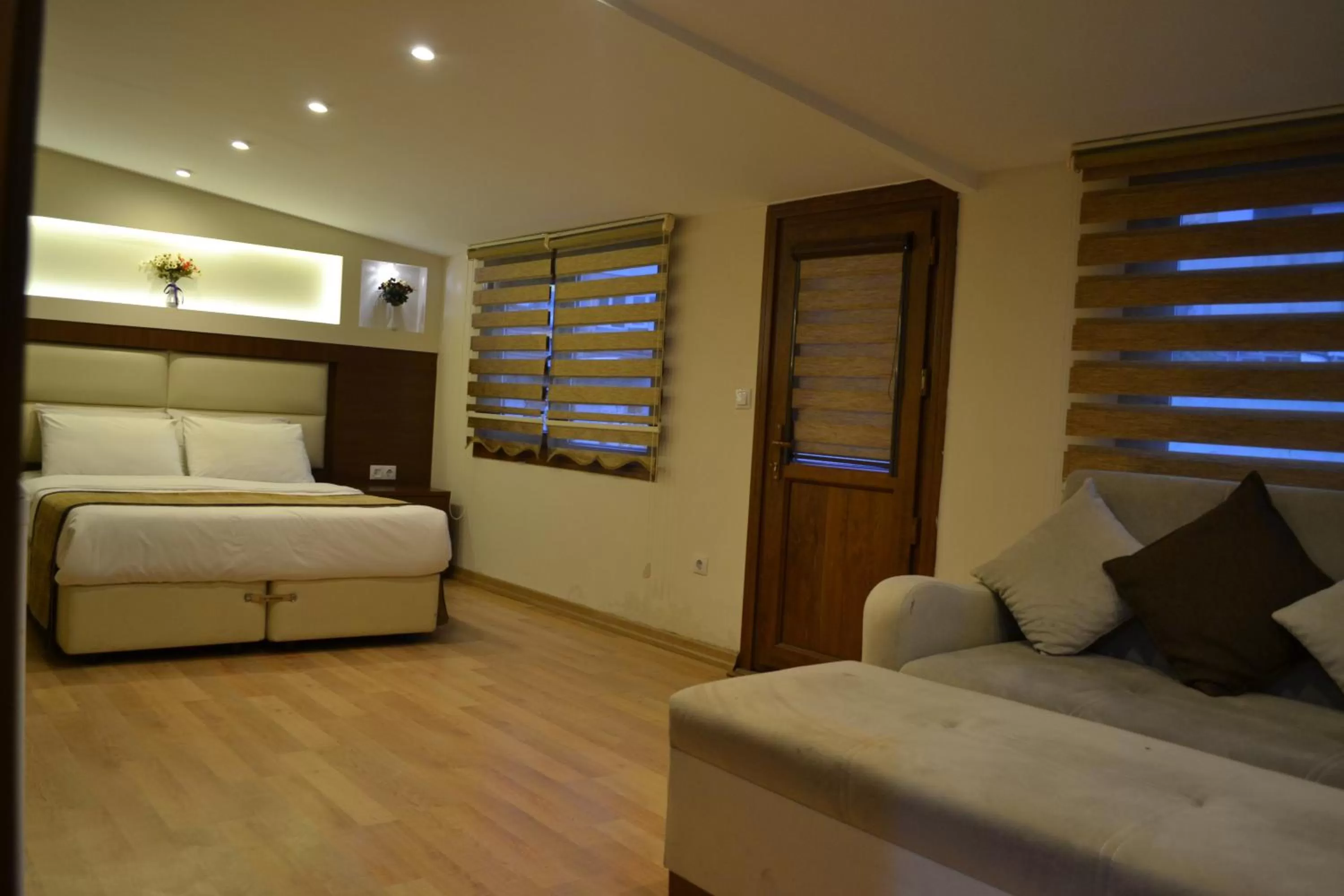 Living room, Bed in Seven Days Hotel - İstanbul